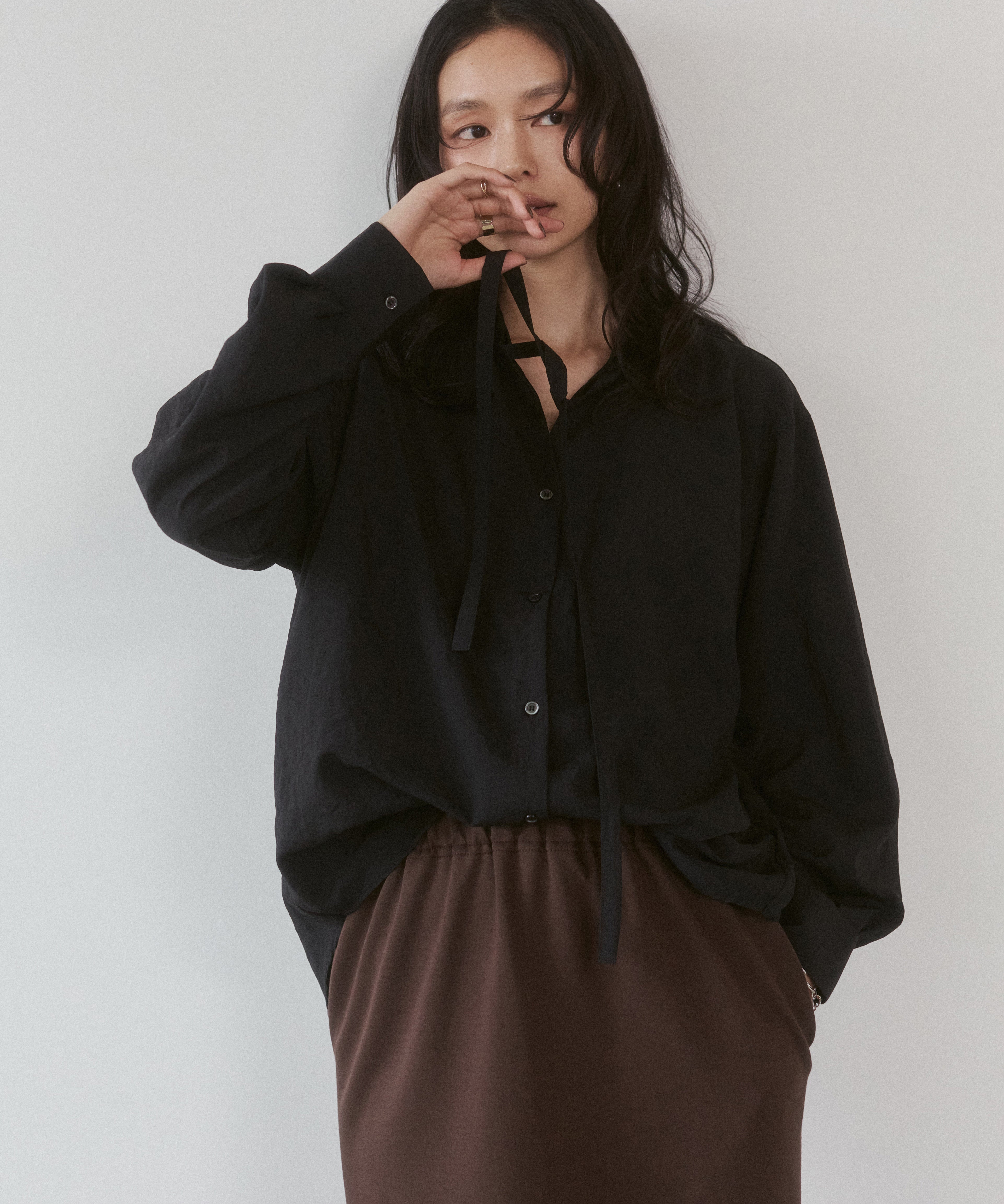 2WAY BACK-GATHERED BOW-TIE BLOUSE