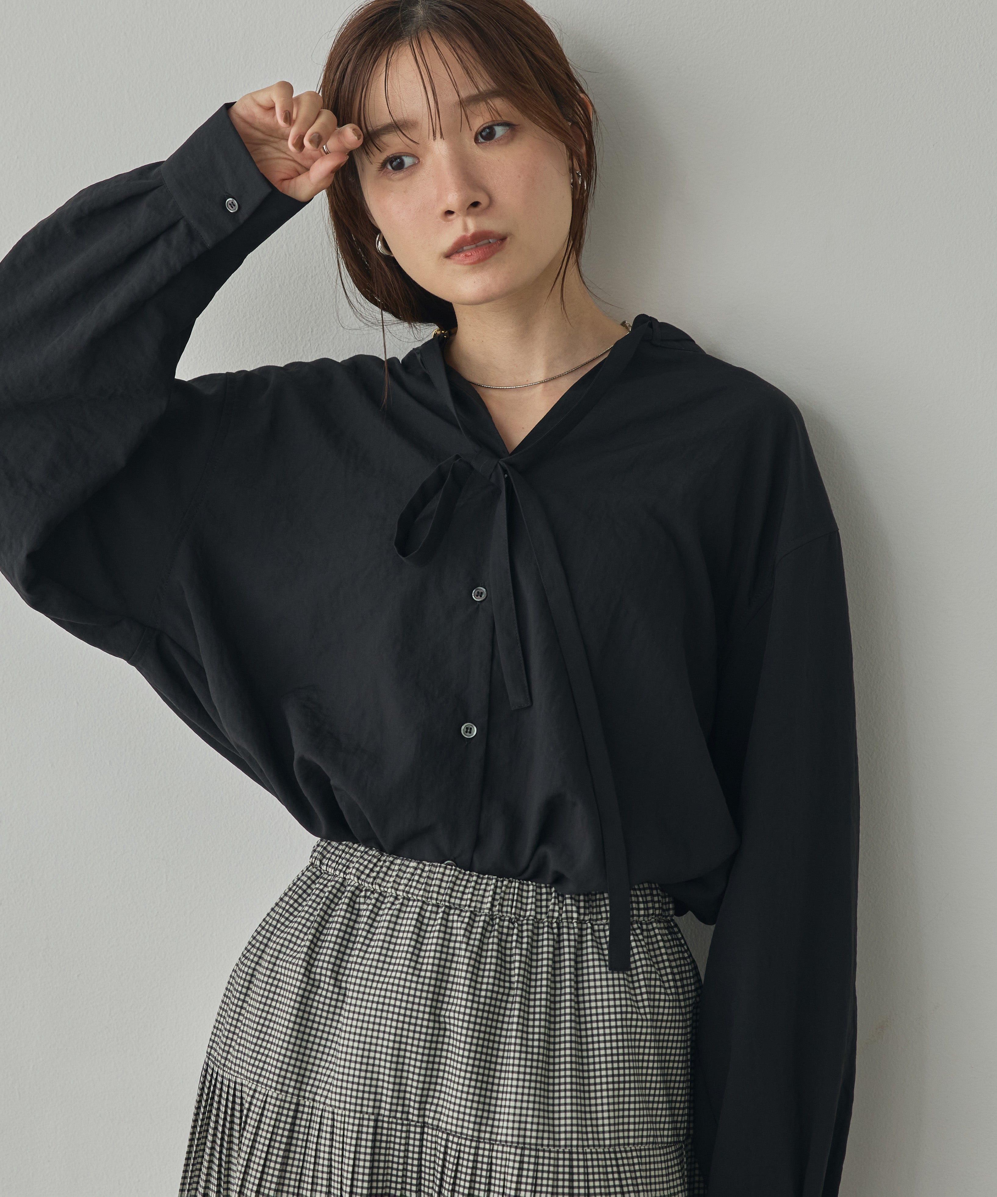 2WAY BACK-GATHERED BOW-TIE BLOUSE