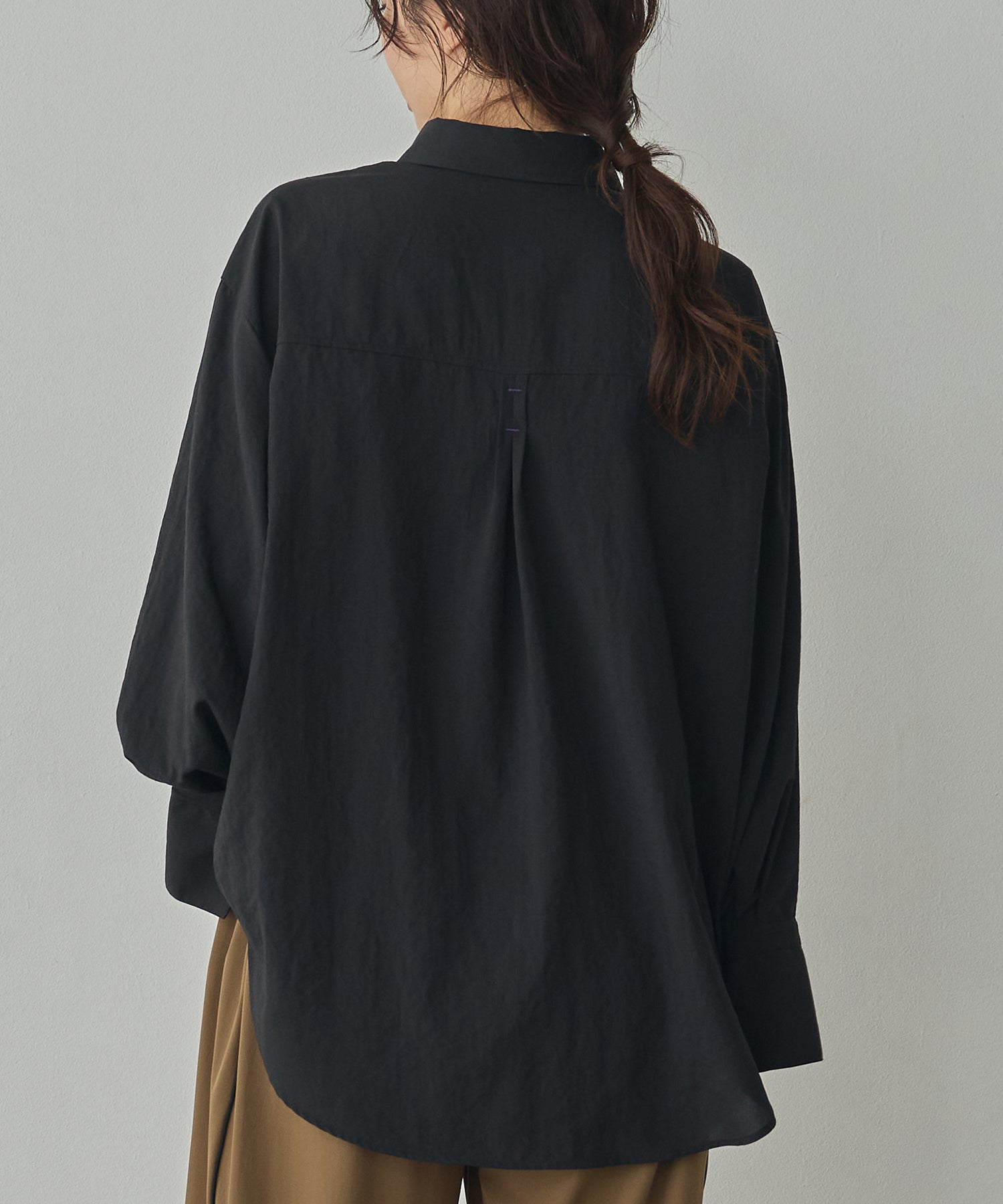 BACK-TUCK CUFFS SHIRT