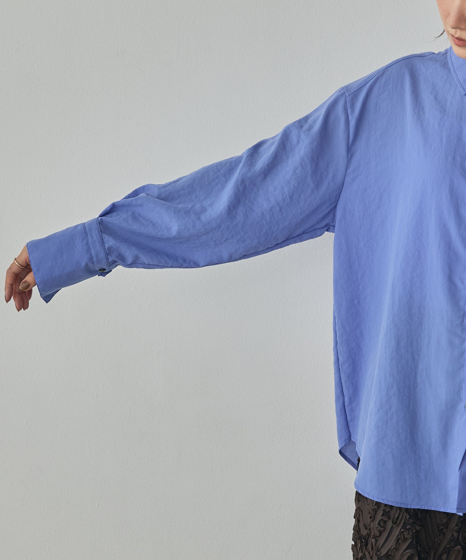 BACK-TUCK CUFFS SHIRT