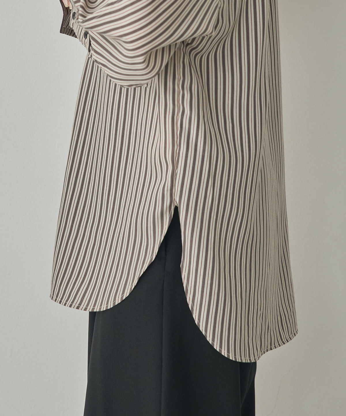 TUCK SLEEVE SHIRT