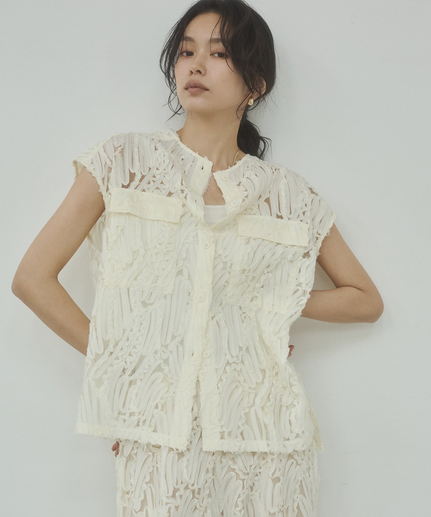 MOTIF LACE SLEEVELESS SHIRT
