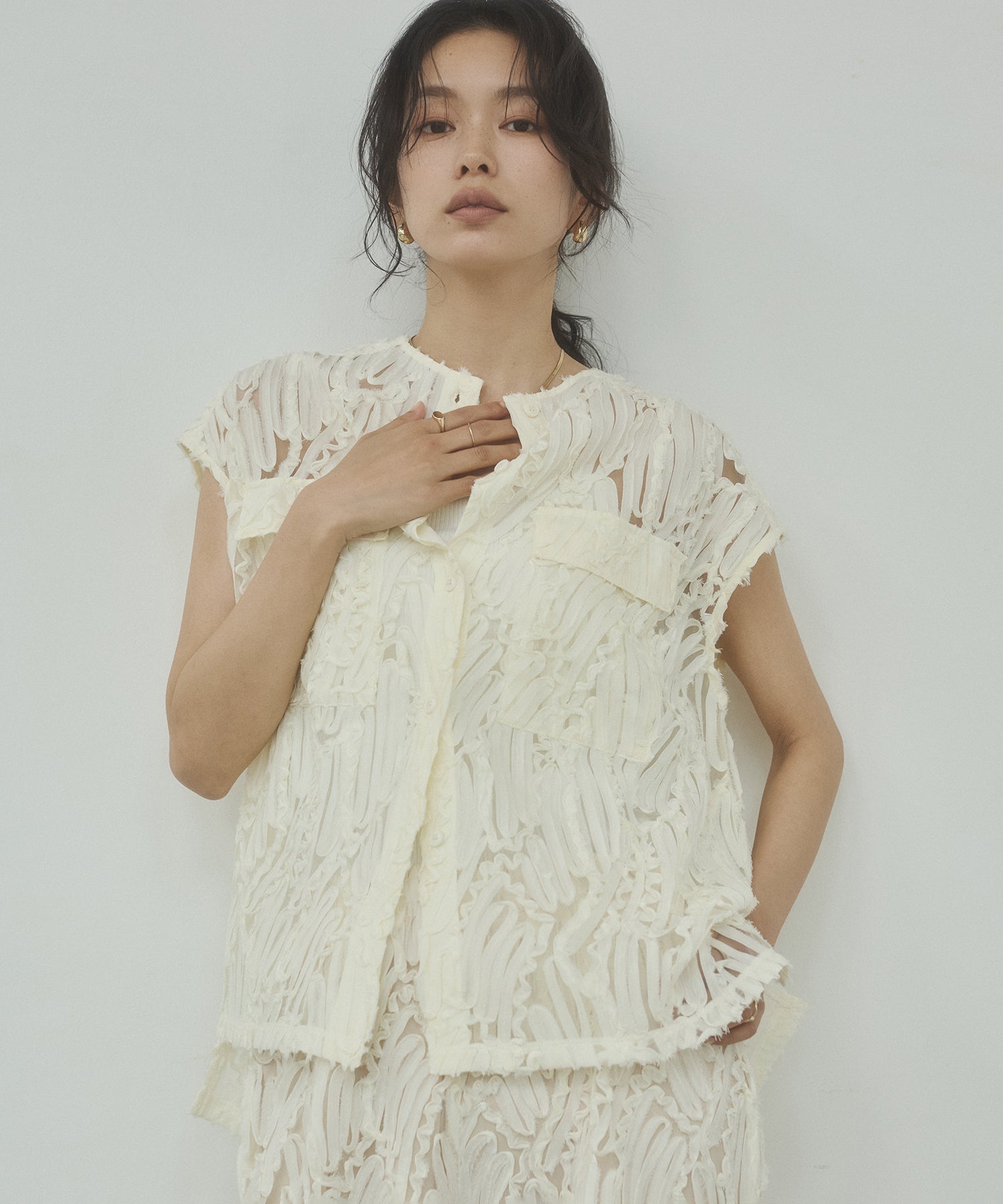 MOTIF LACE SLEEVELESS SHIRT