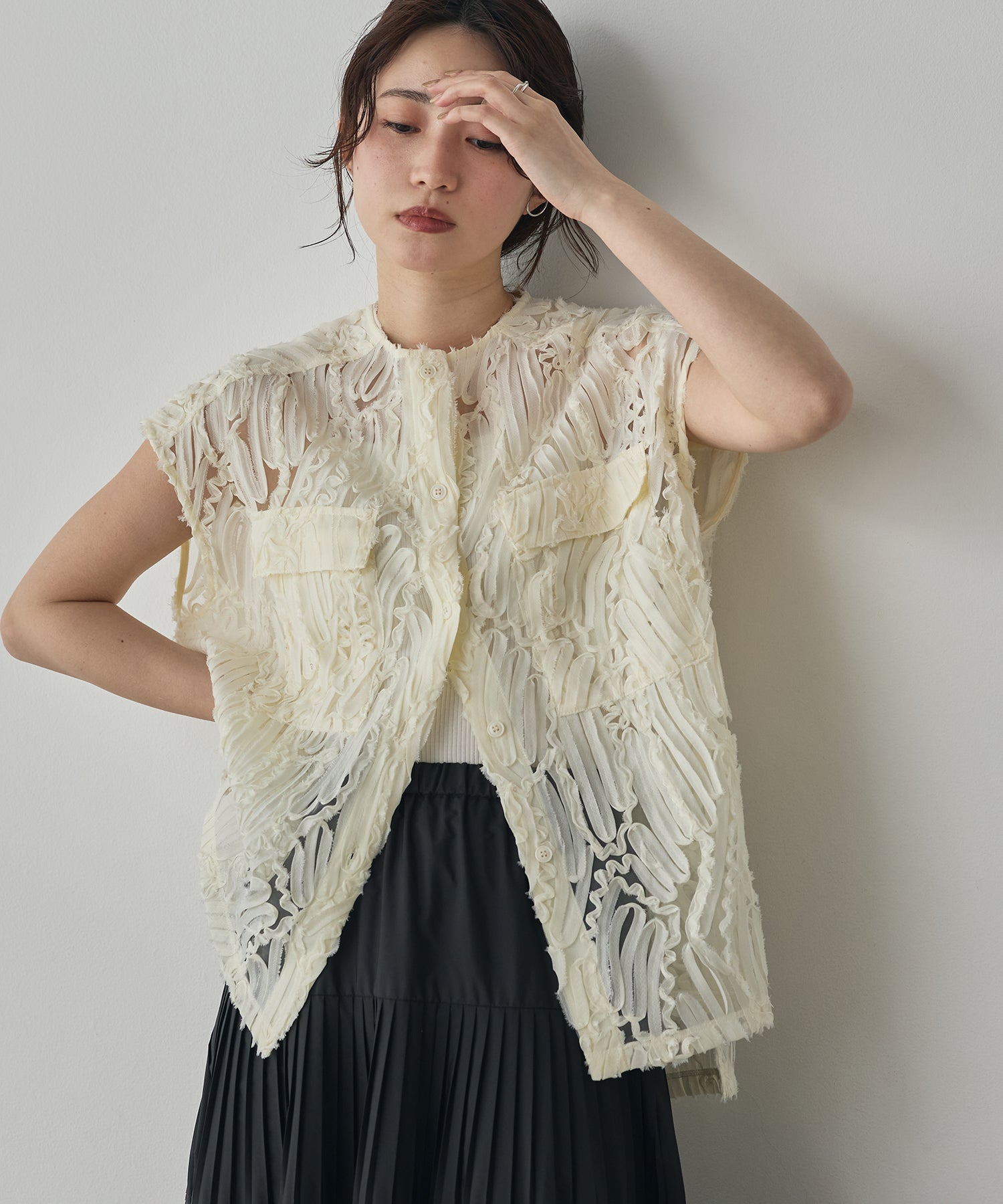 MOTIF LACE SLEEVELESS SHIRT