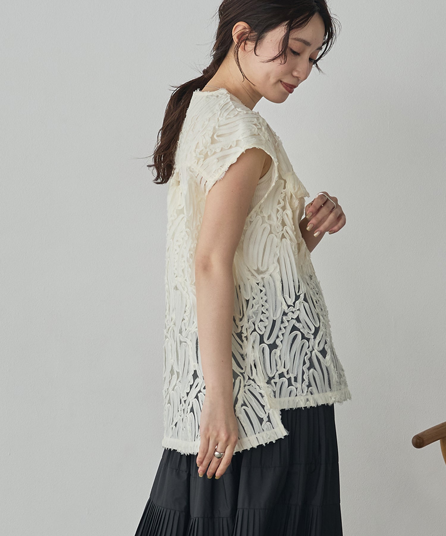 MOTIF LACE SLEEVELESS SHIRT