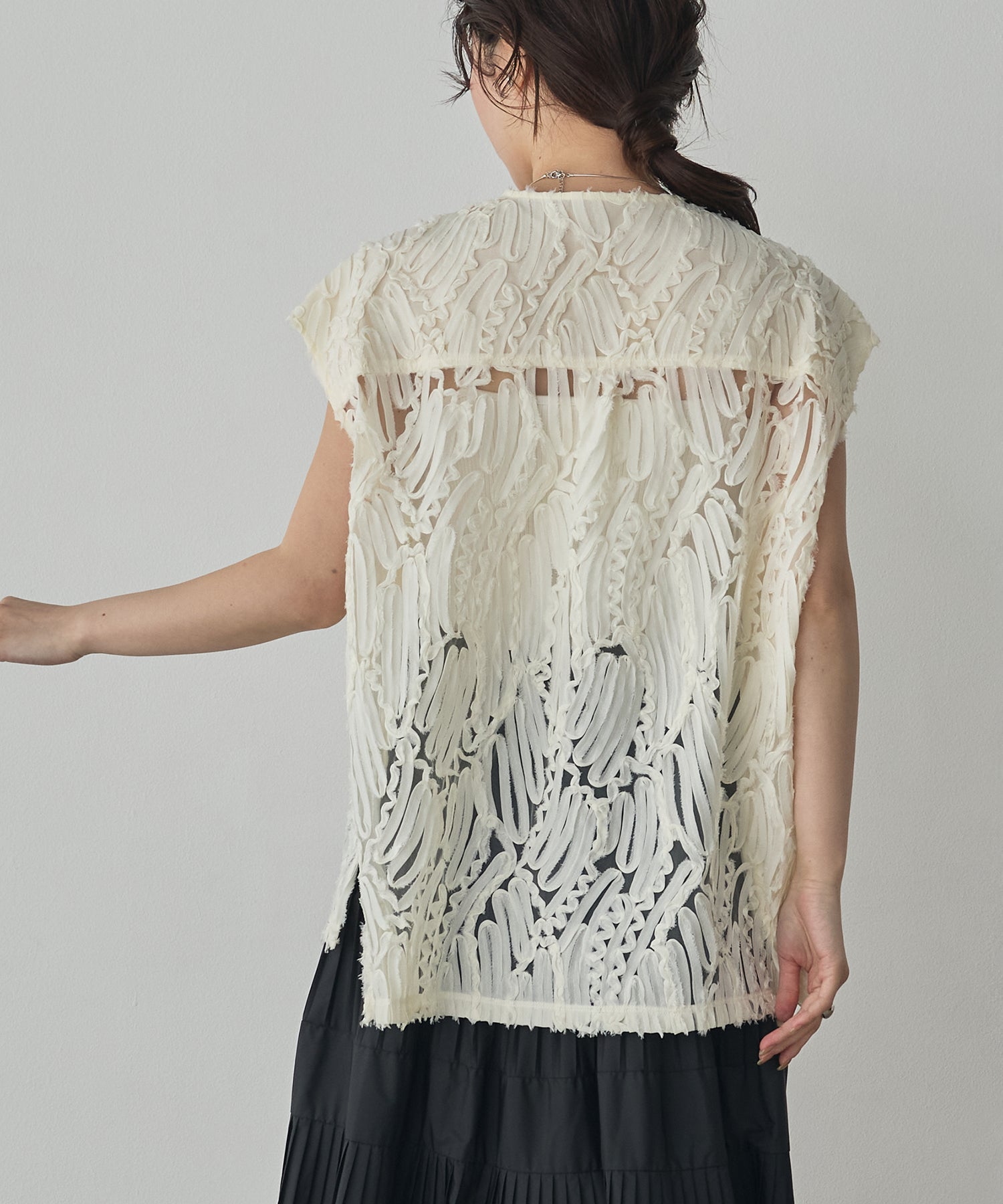 MOTIF LACE SLEEVELESS SHIRT