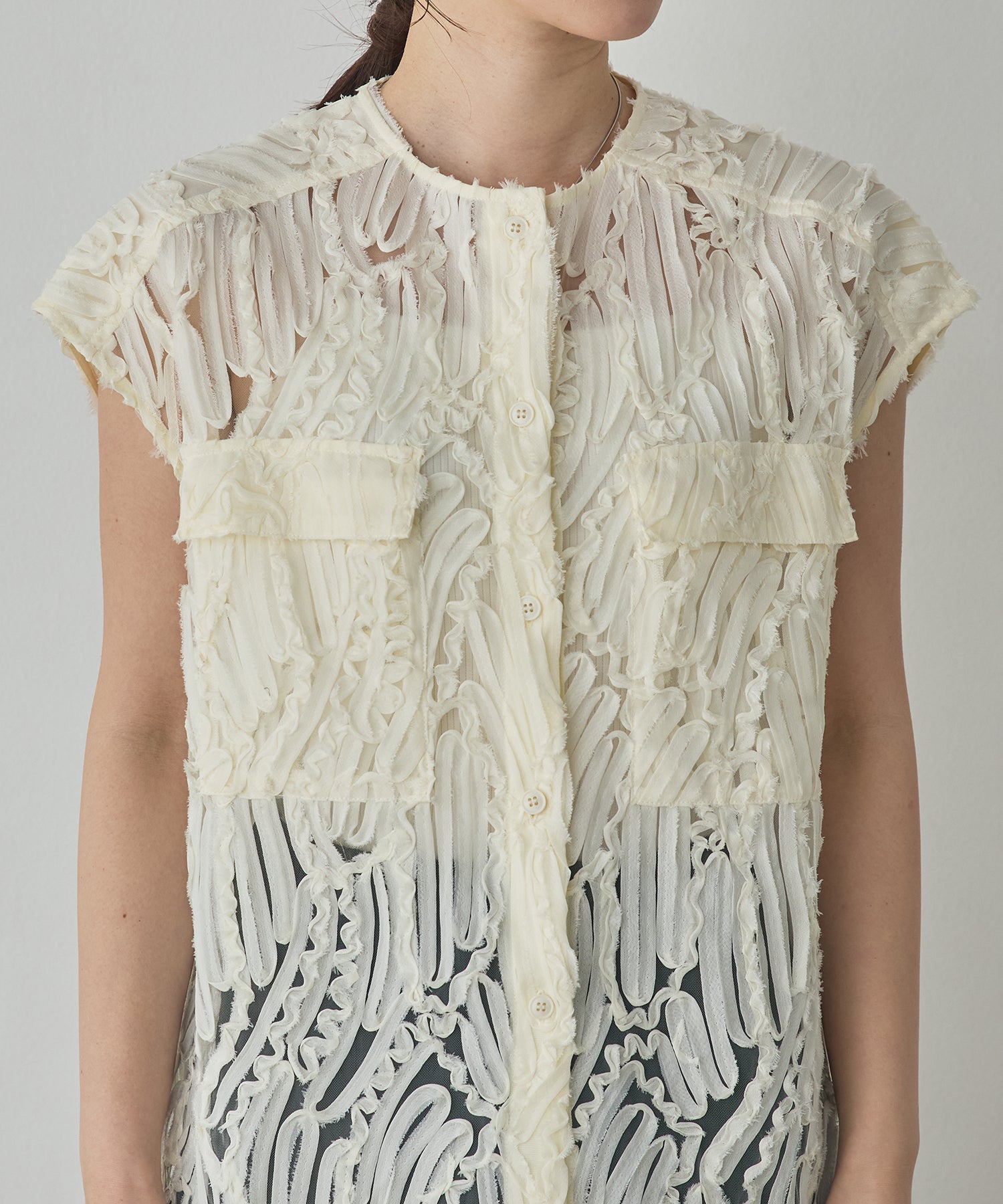 MOTIF LACE SLEEVELESS SHIRT