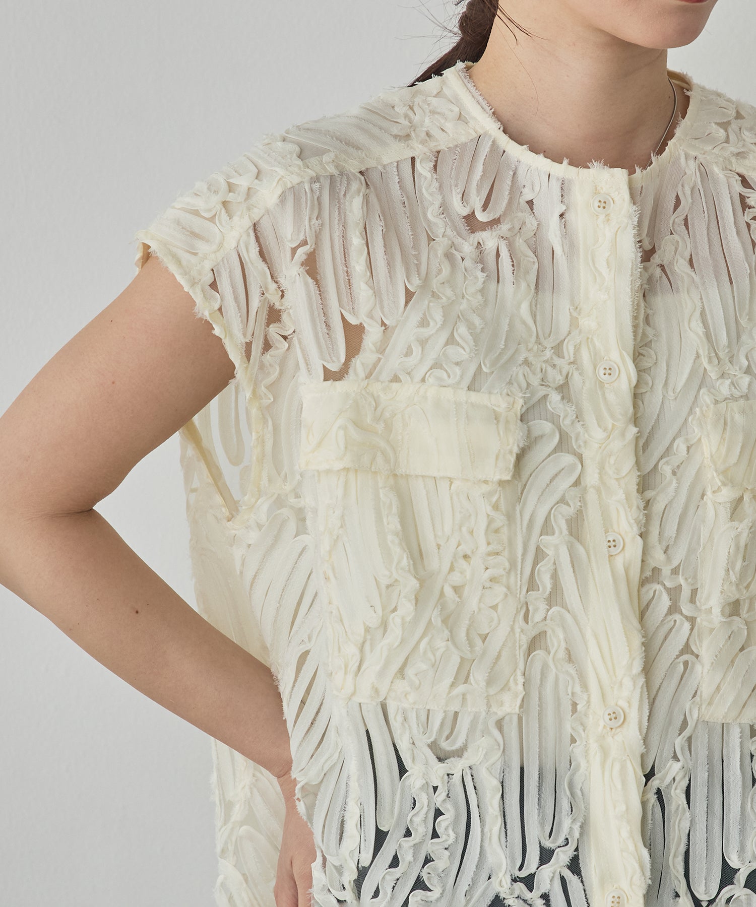MOTIF LACE SLEEVELESS SHIRT