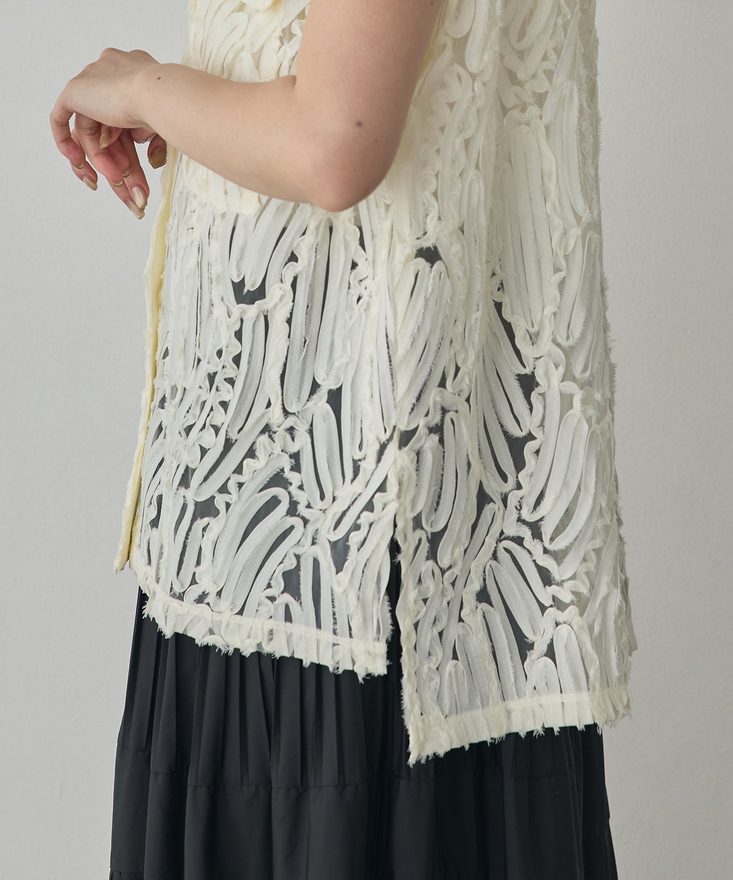 MOTIF LACE SLEEVELESS SHIRT