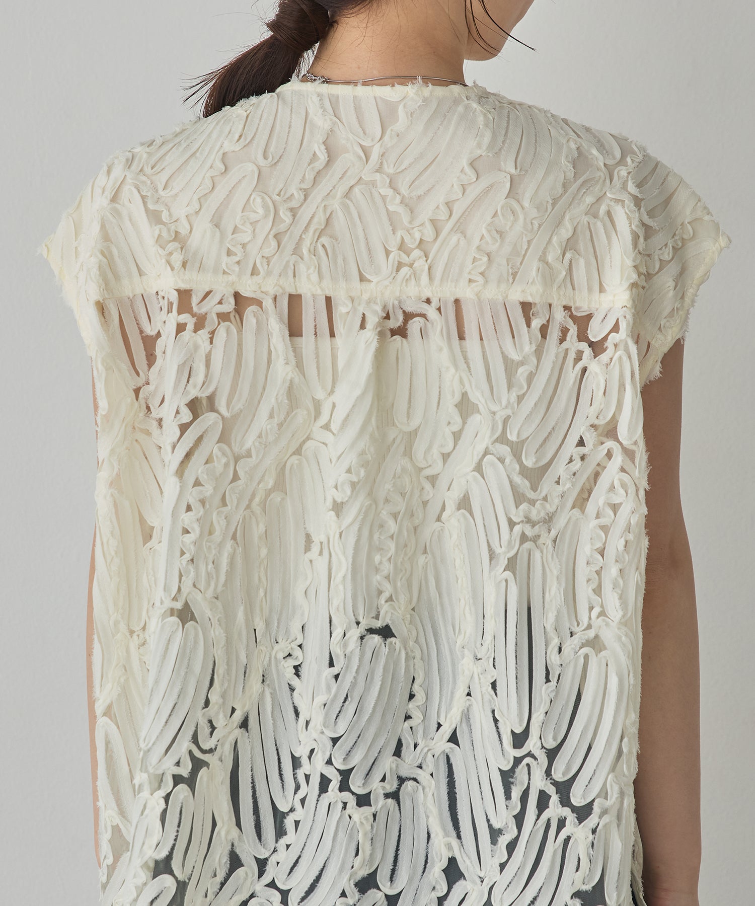 MOTIF LACE SLEEVELESS SHIRT
