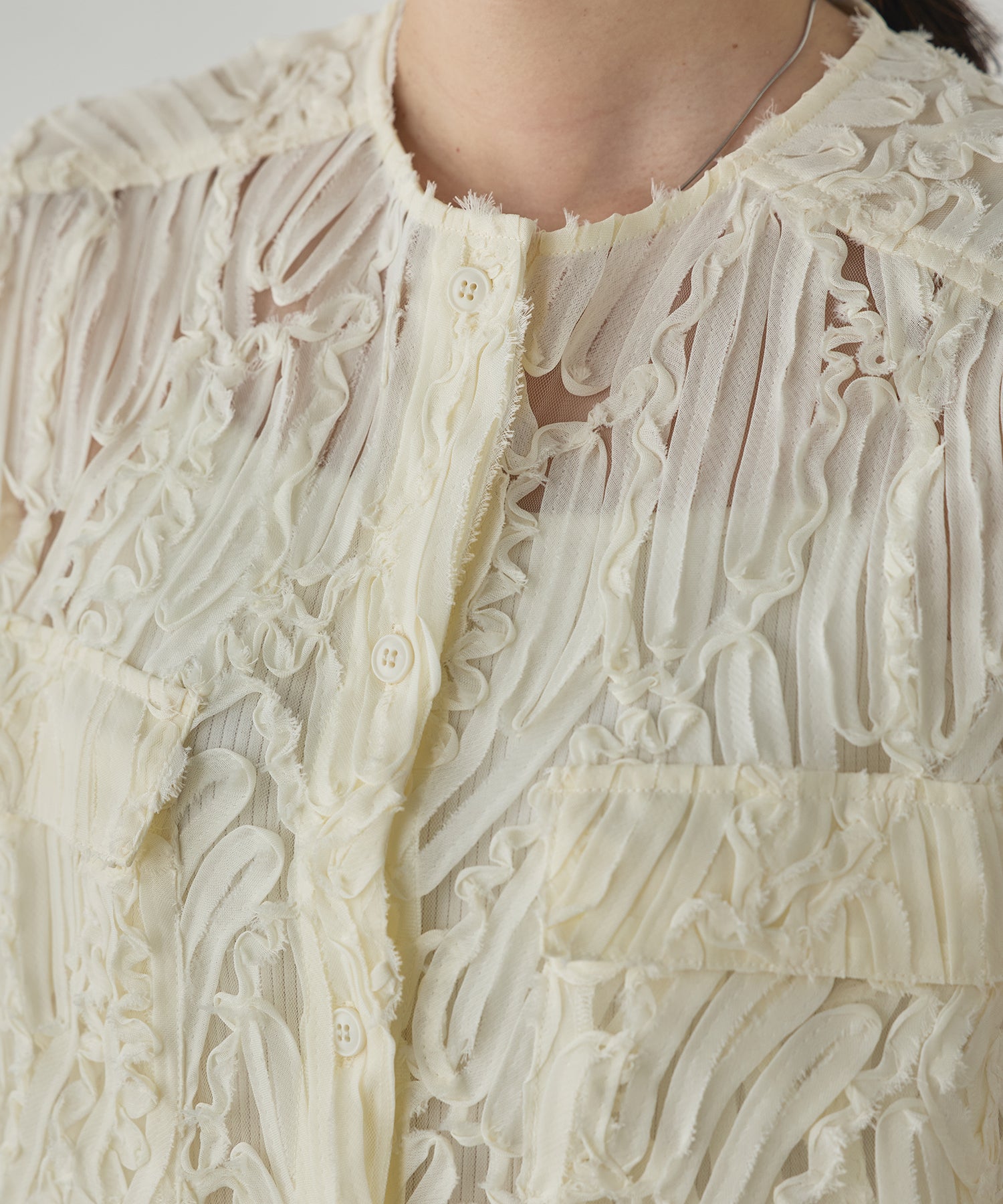 MOTIF LACE SLEEVELESS SHIRT