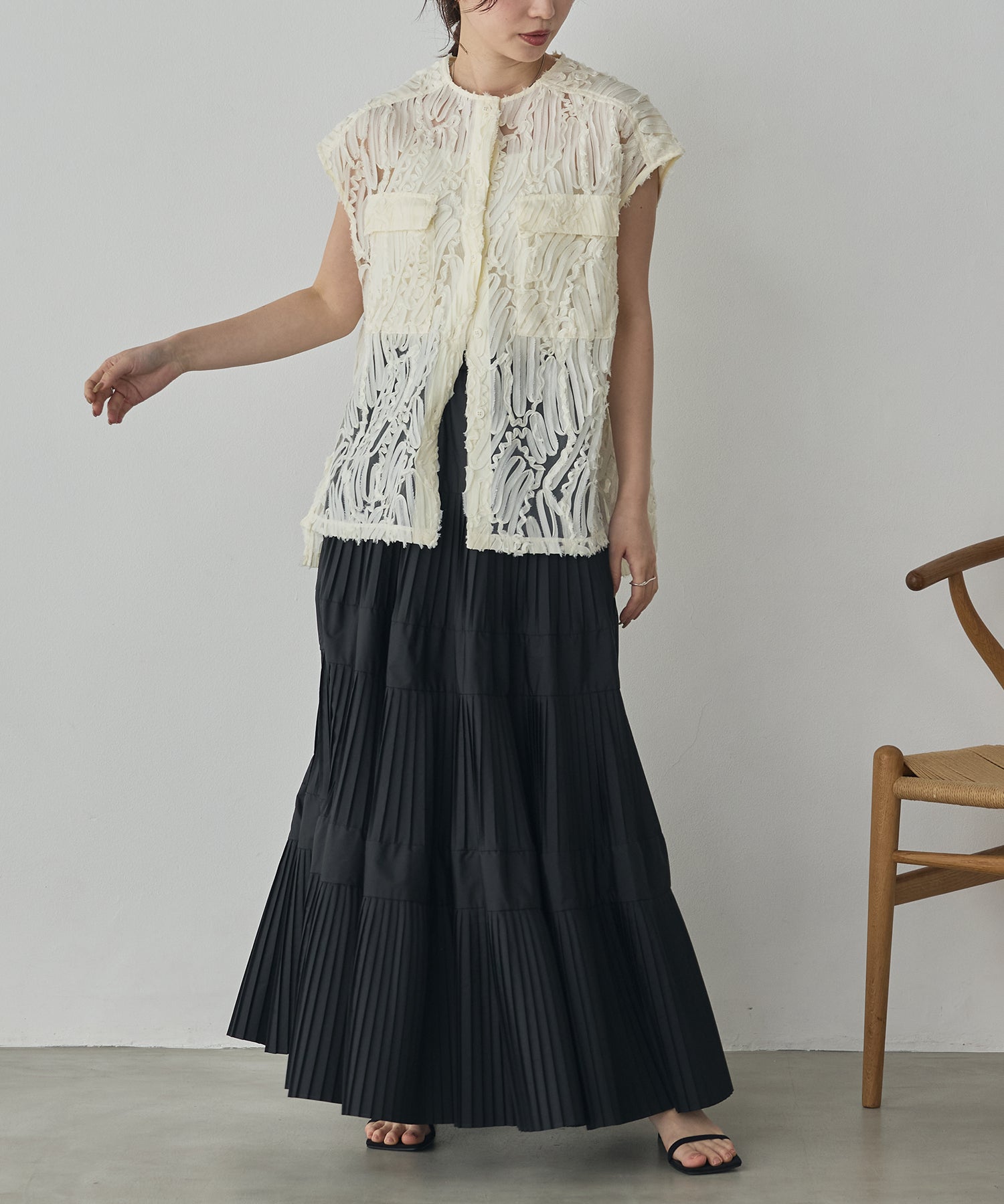 MOTIF LACE SLEEVELESS SHIRT