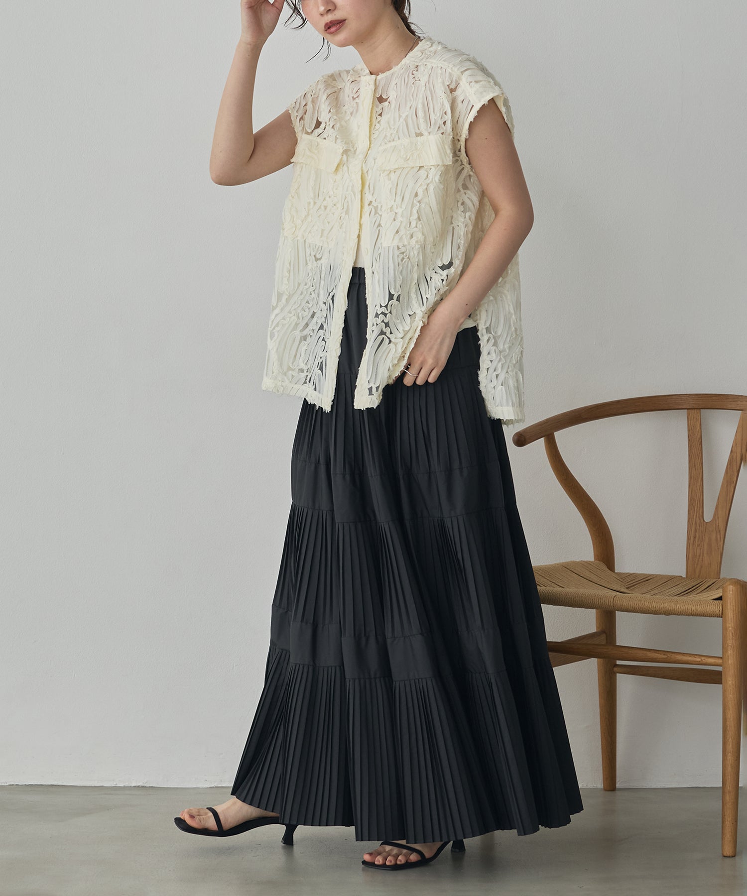 MOTIF LACE SLEEVELESS SHIRT