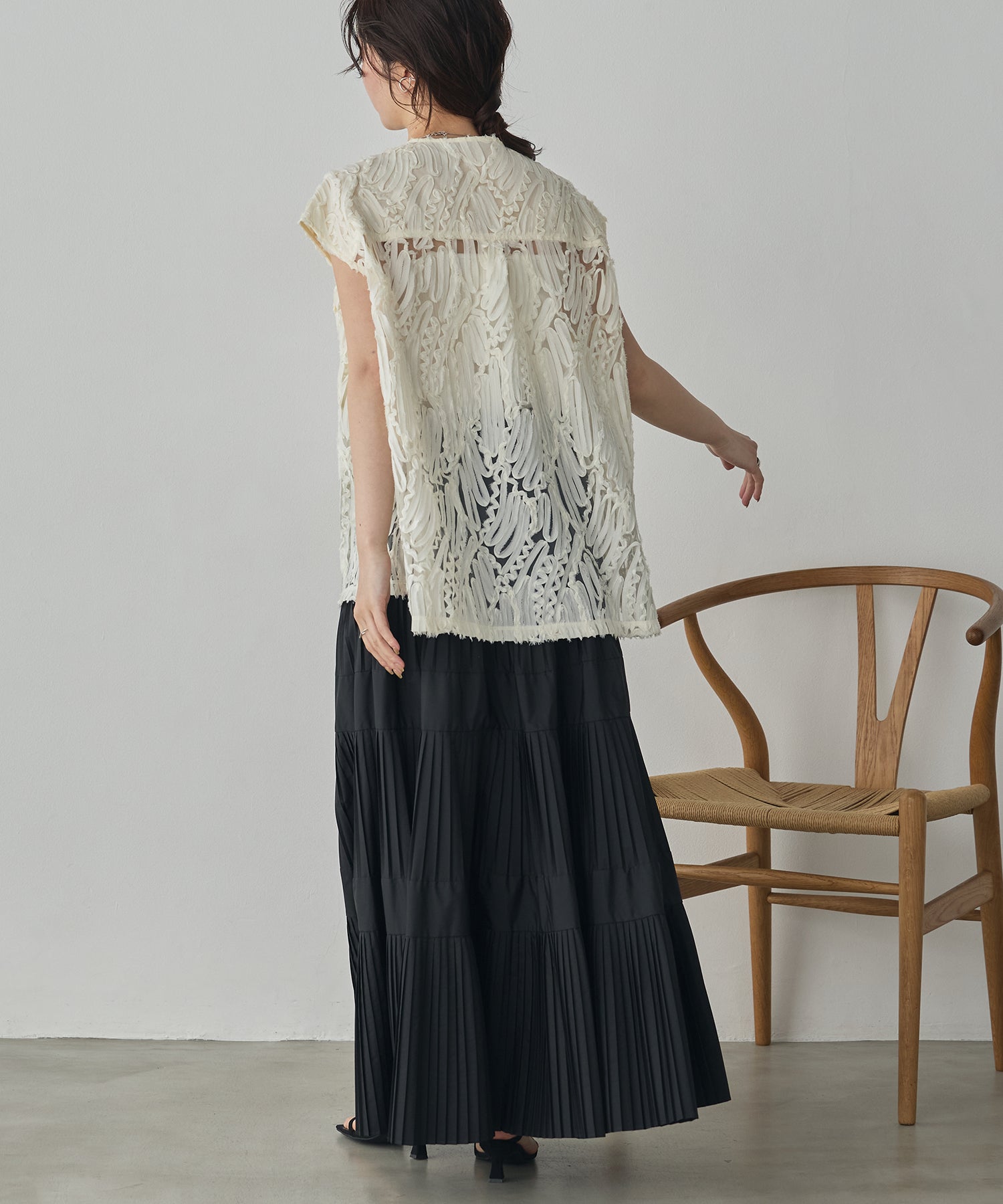 MOTIF LACE SLEEVELESS SHIRT