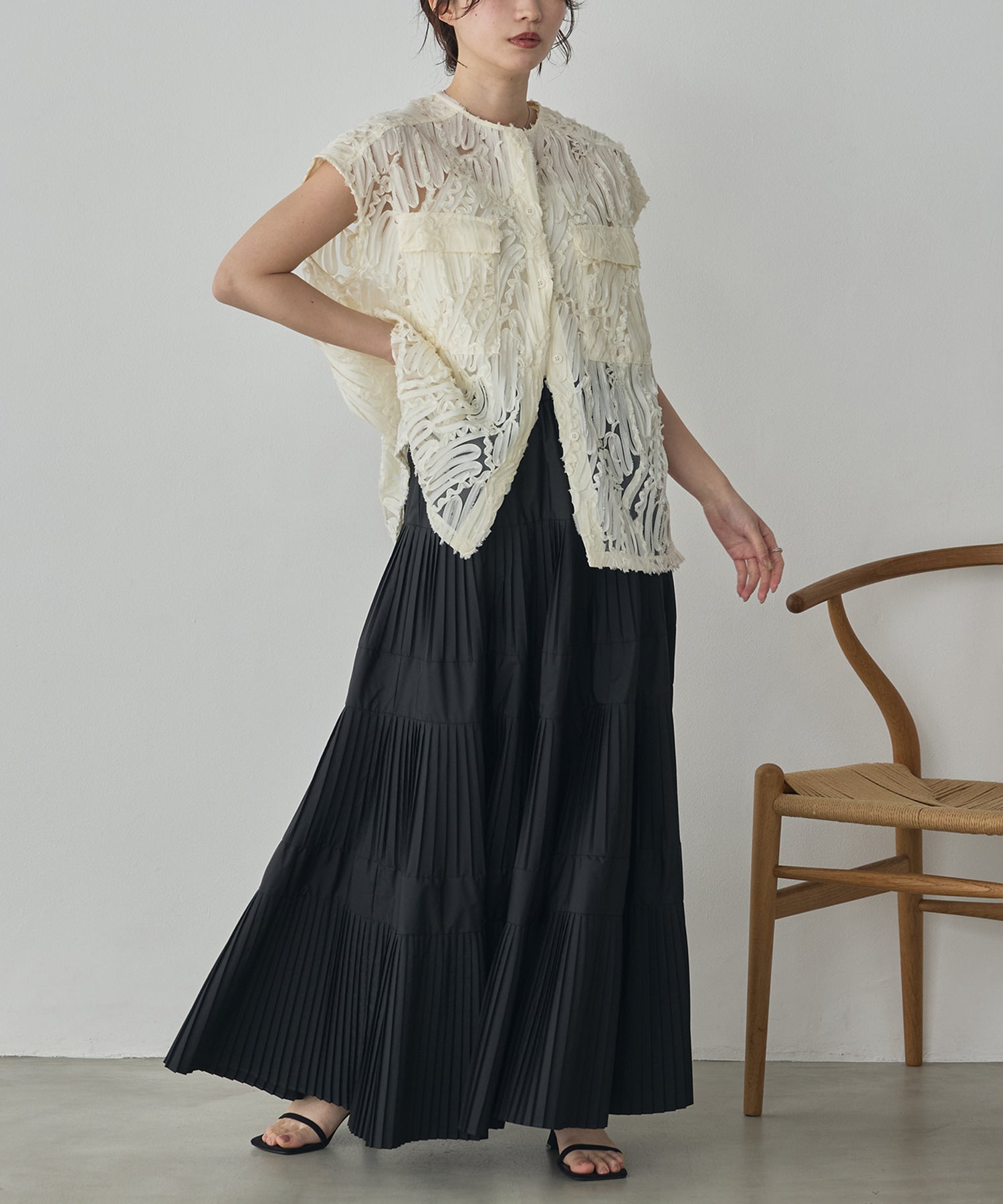 MOTIF LACE SLEEVELESS SHIRT