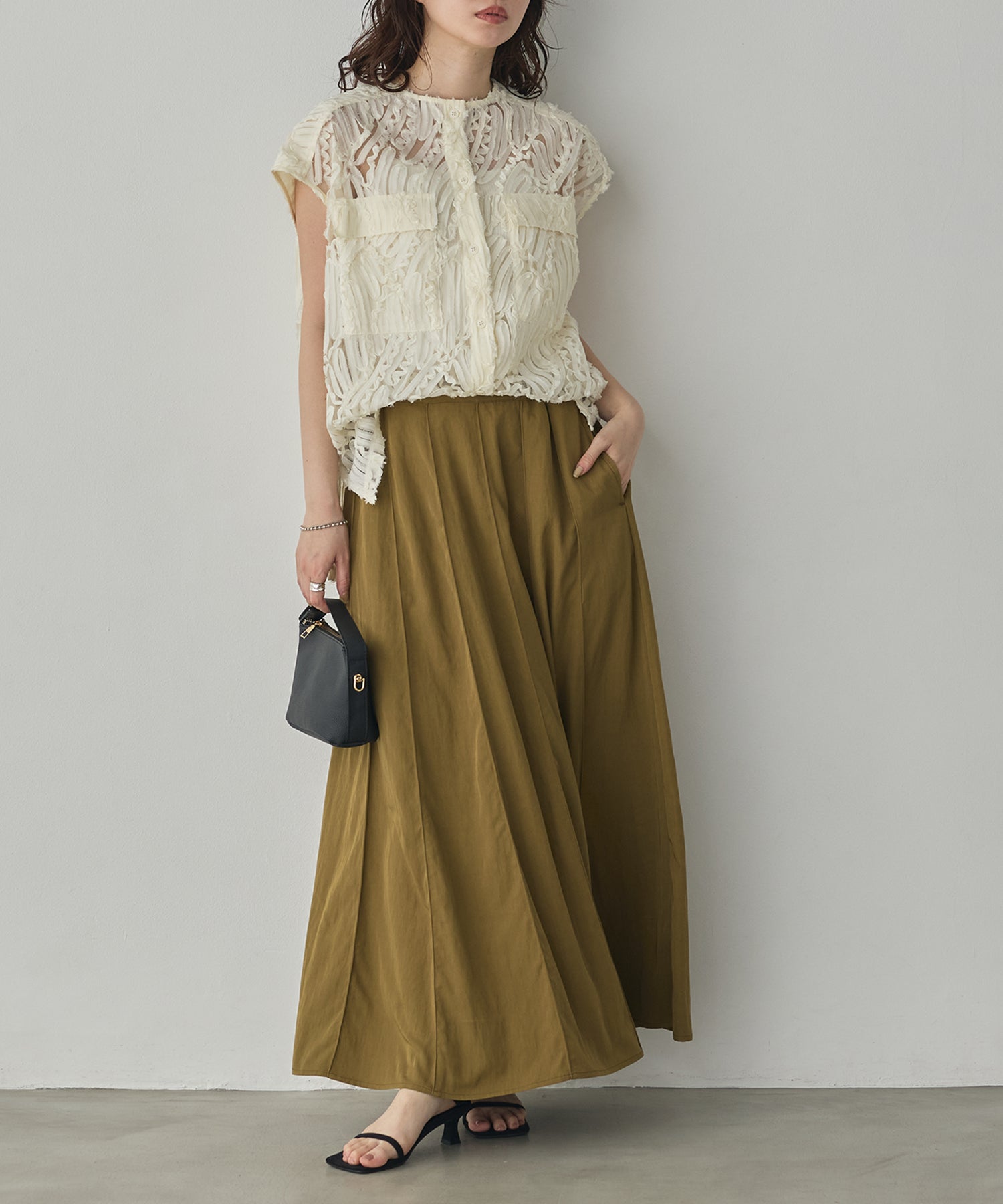 MOTIF LACE SLEEVELESS SHIRT