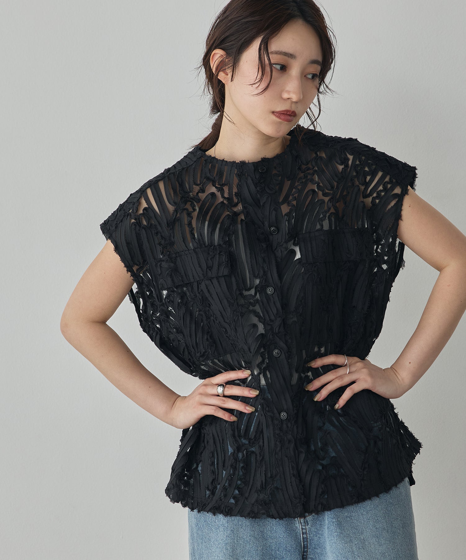 MOTIF LACE SLEEVELESS SHIRT