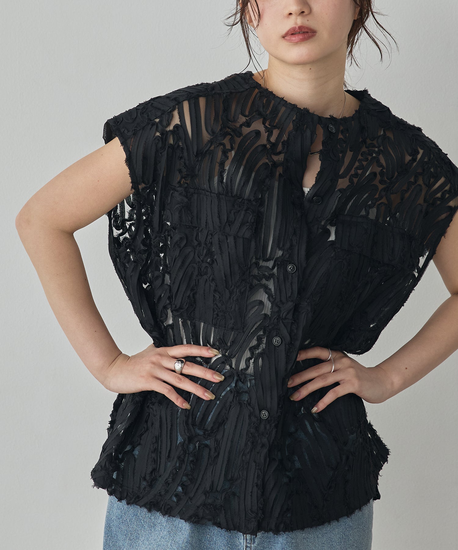 MOTIF LACE SLEEVELESS SHIRT