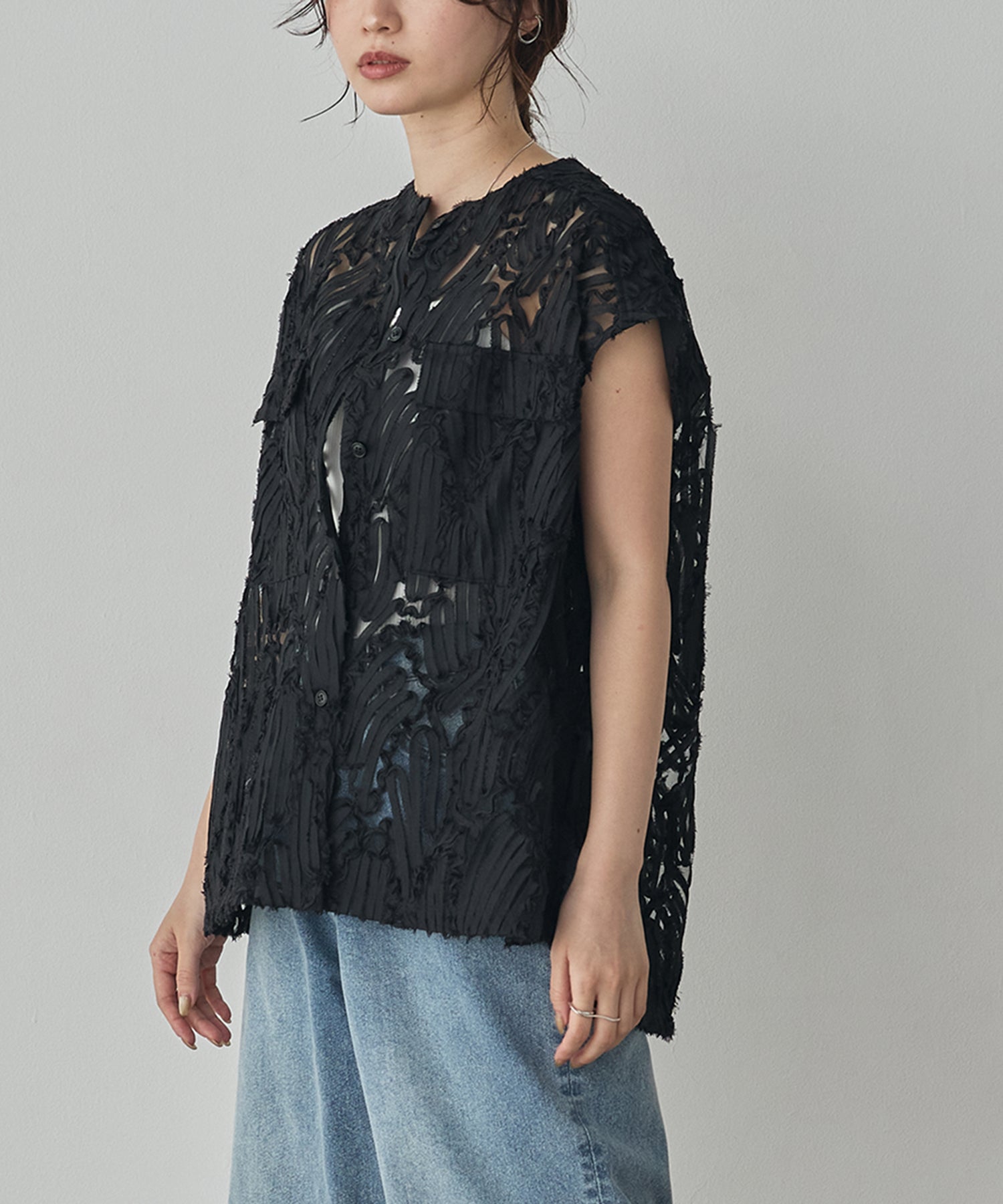 MOTIF LACE SLEEVELESS SHIRT