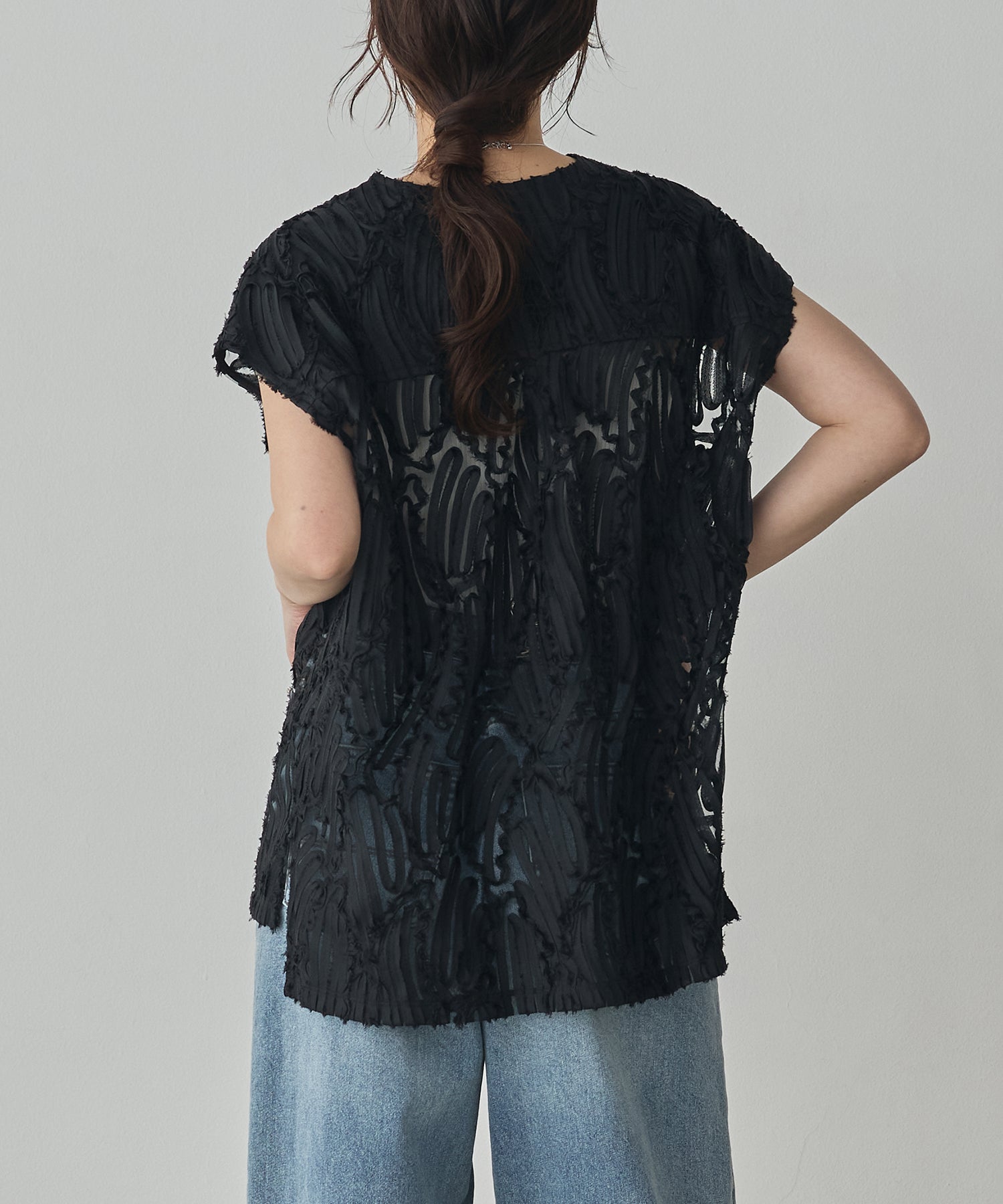 MOTIF LACE SLEEVELESS SHIRT