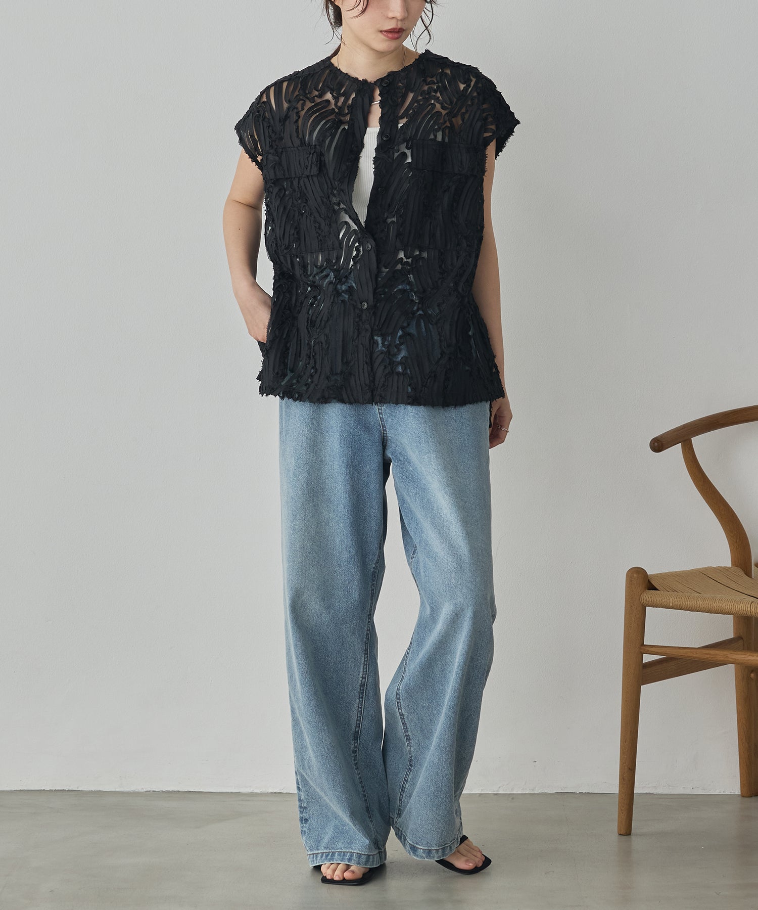 MOTIF LACE SLEEVELESS SHIRT