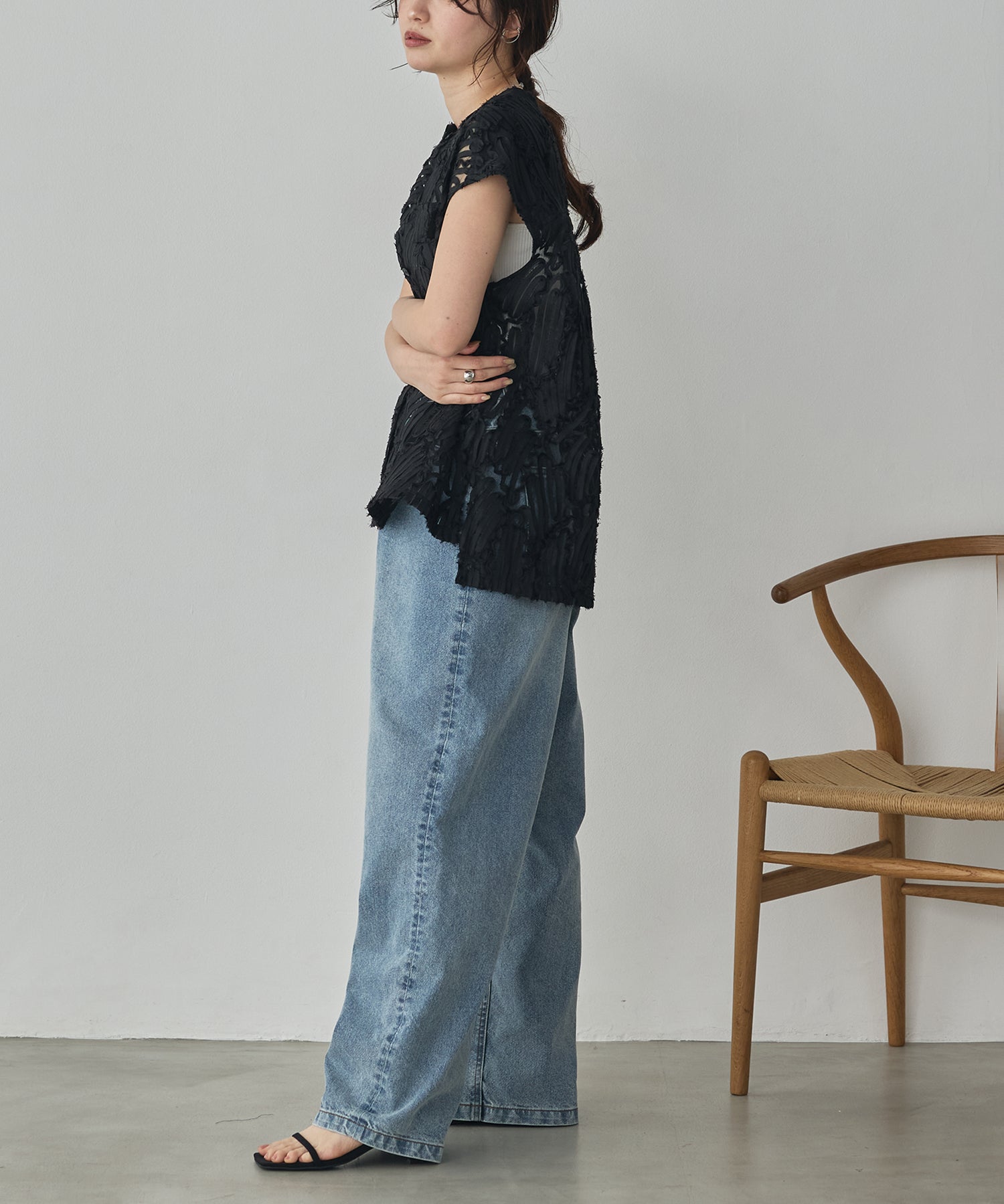 MOTIF LACE SLEEVELESS SHIRT
