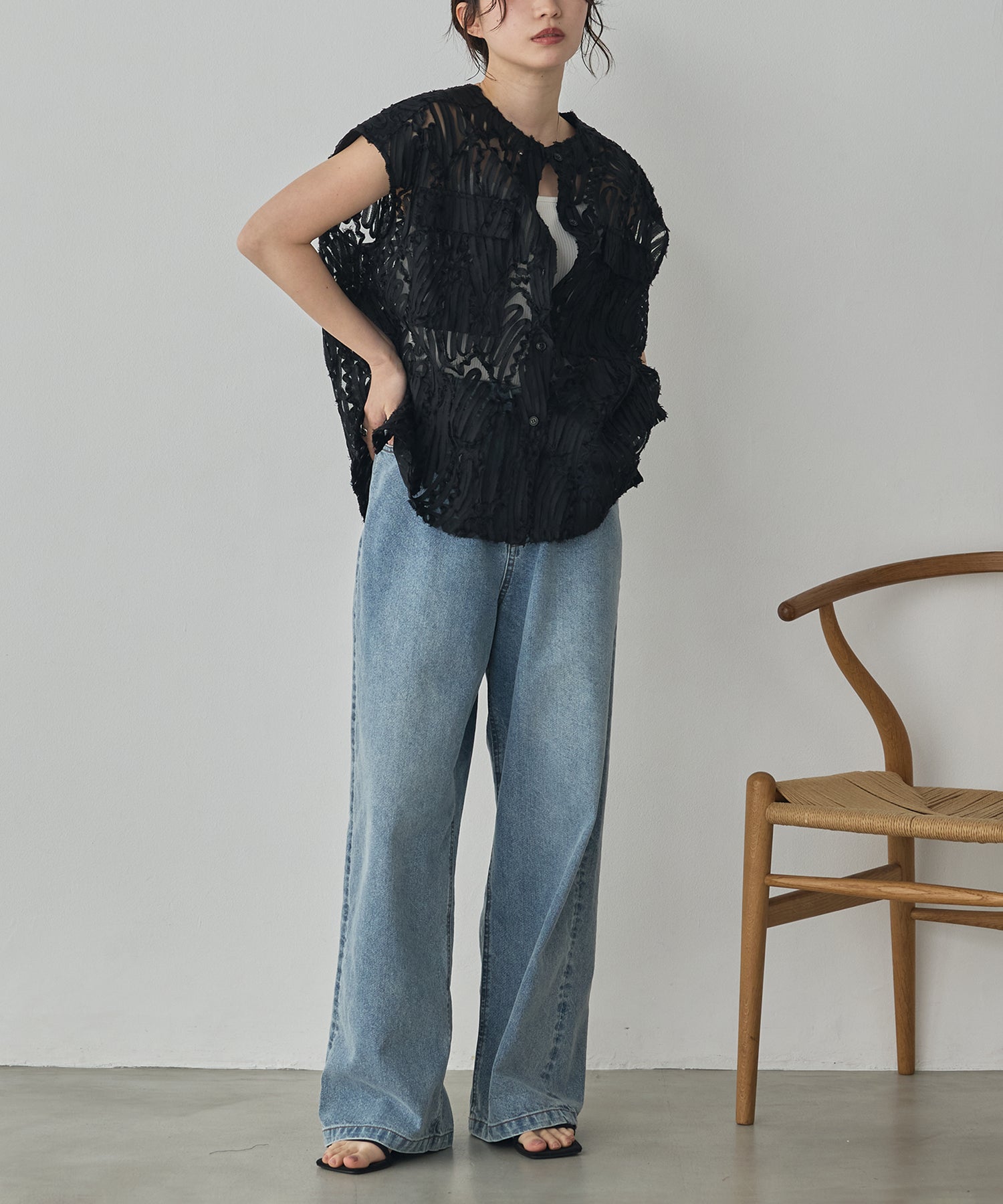 MOTIF LACE SLEEVELESS SHIRT