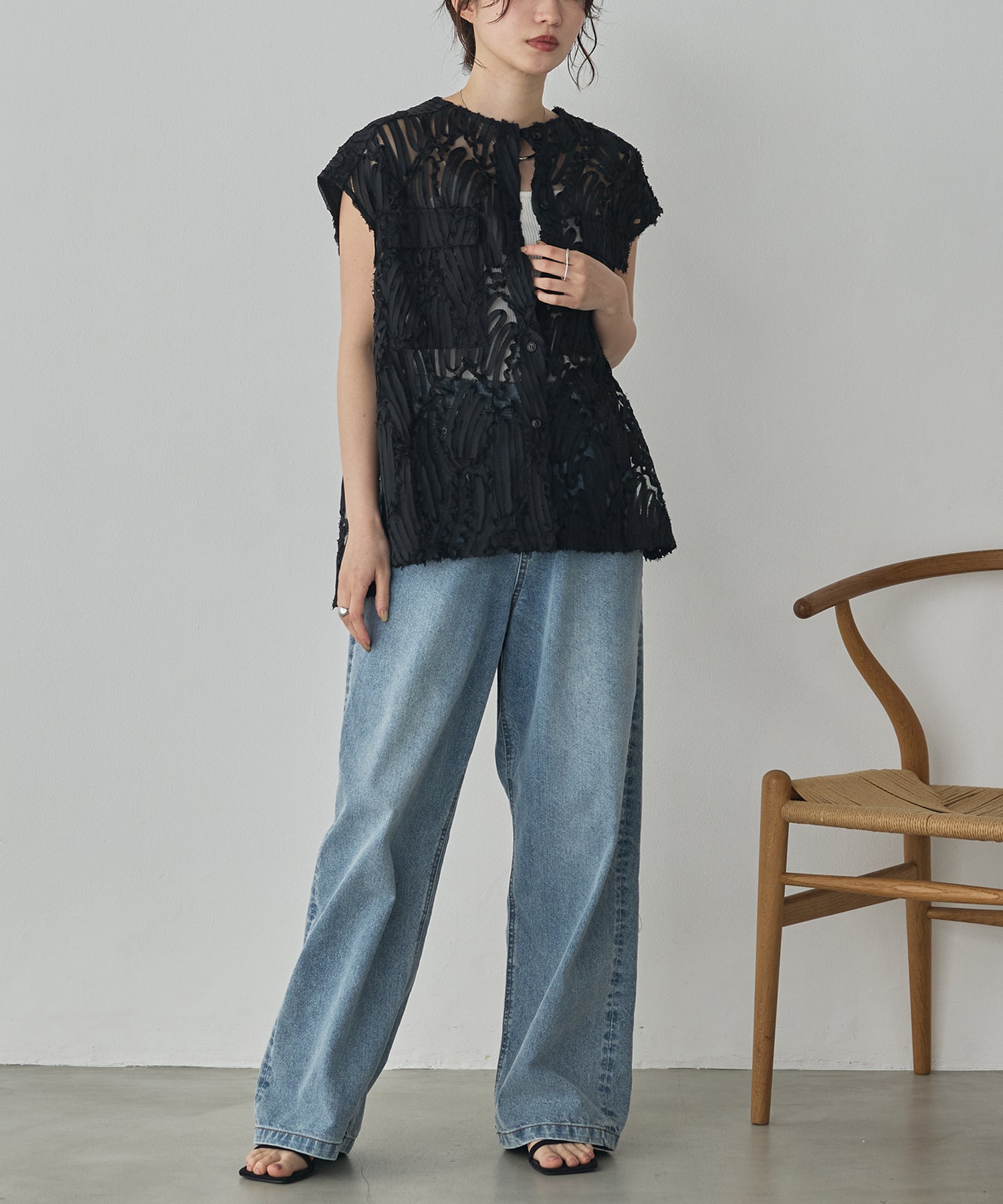MOTIF LACE SLEEVELESS SHIRT