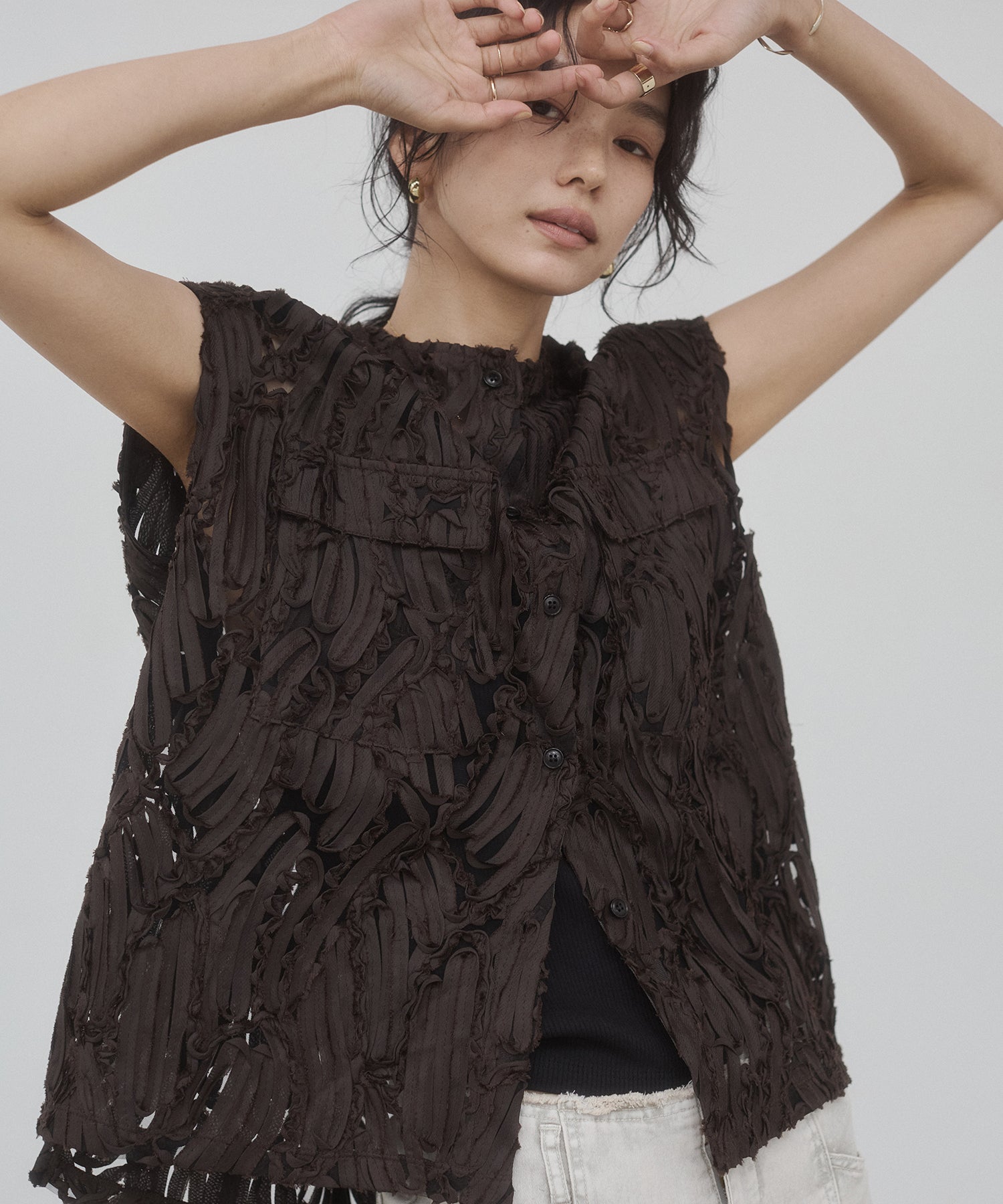 MOTIF LACE SLEEVELESS SHIRT