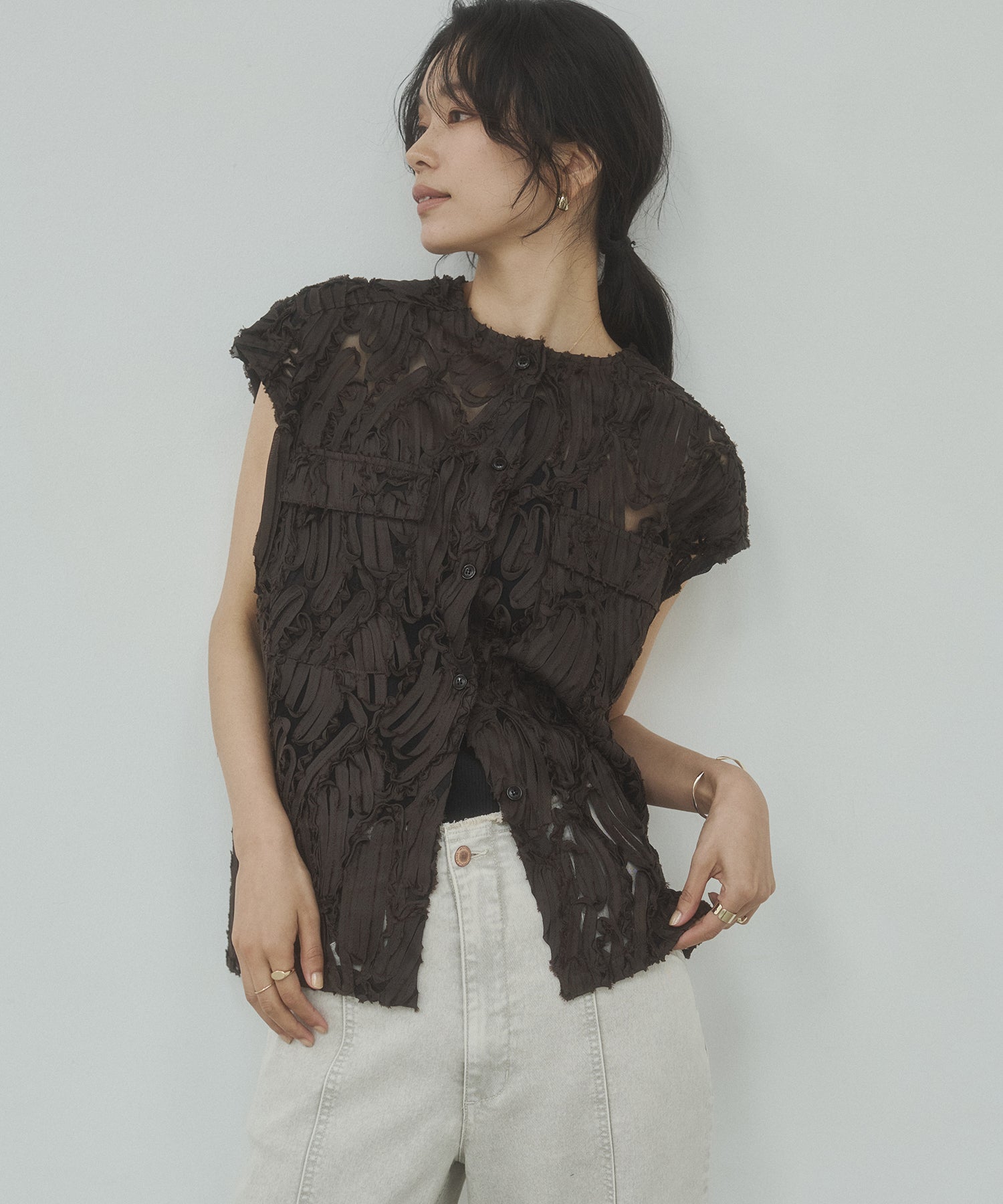 MOTIF LACE SLEEVELESS SHIRT