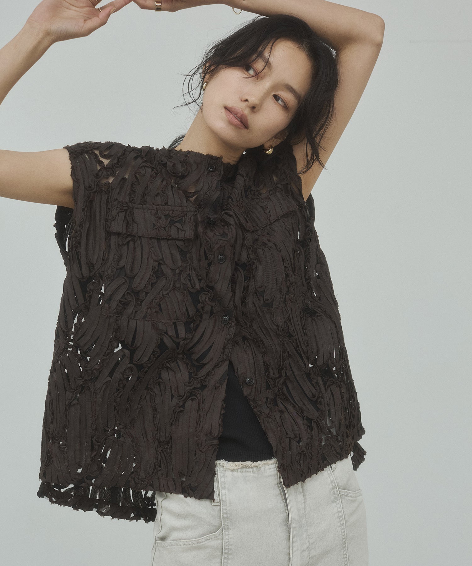 MOTIF LACE SLEEVELESS SHIRT