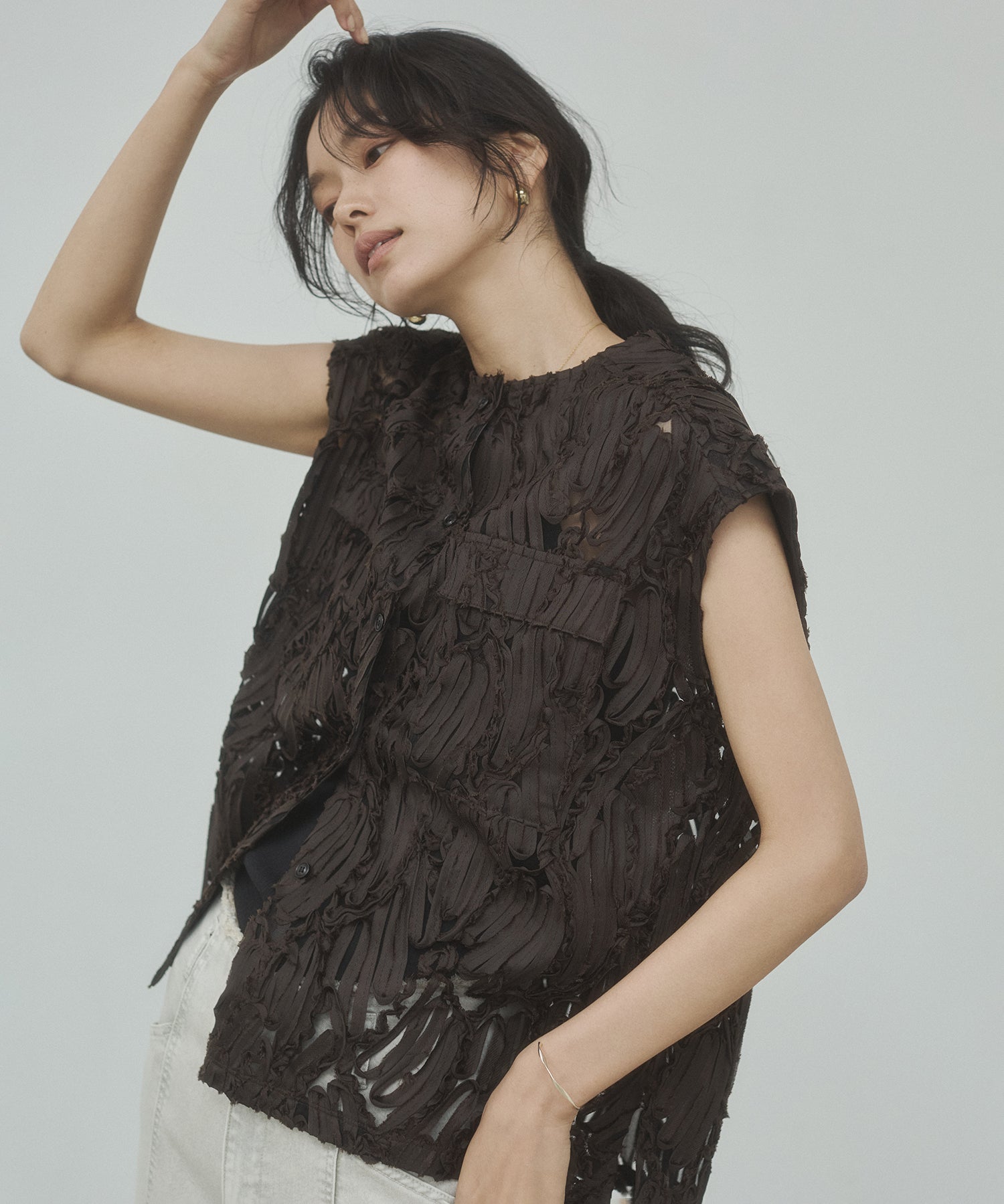 MOTIF LACE SLEEVELESS SHIRT