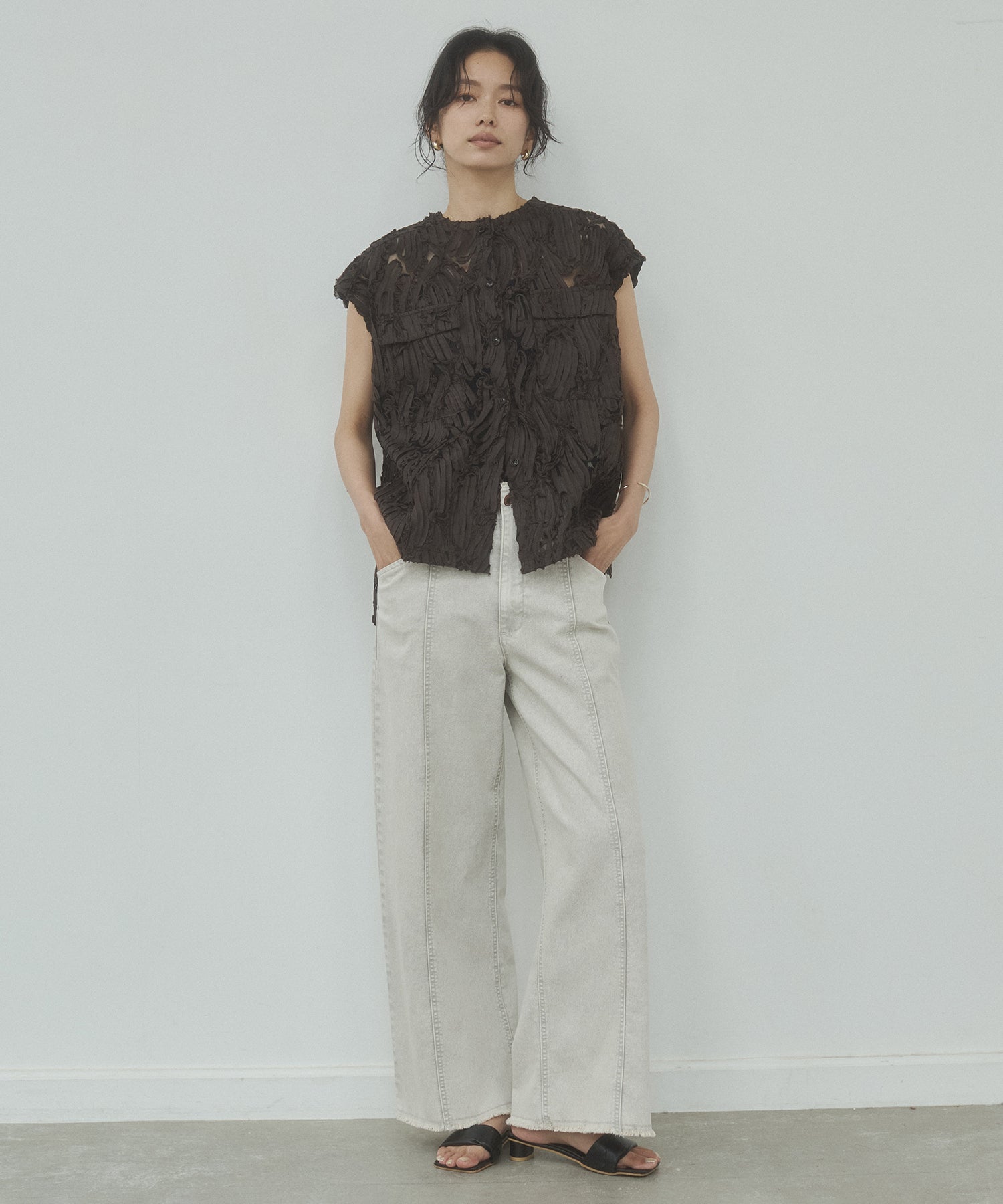 MOTIF LACE SLEEVELESS SHIRT