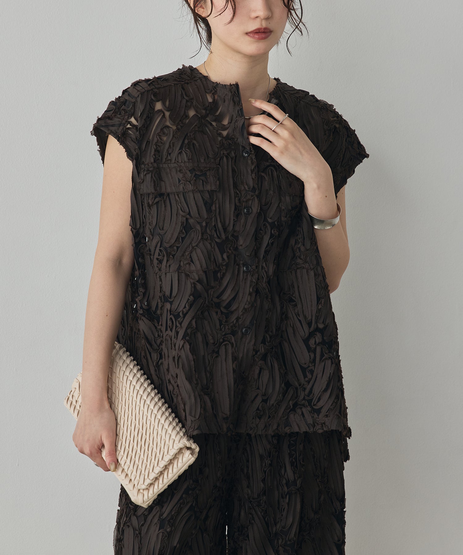 MOTIF LACE SLEEVELESS SHIRT