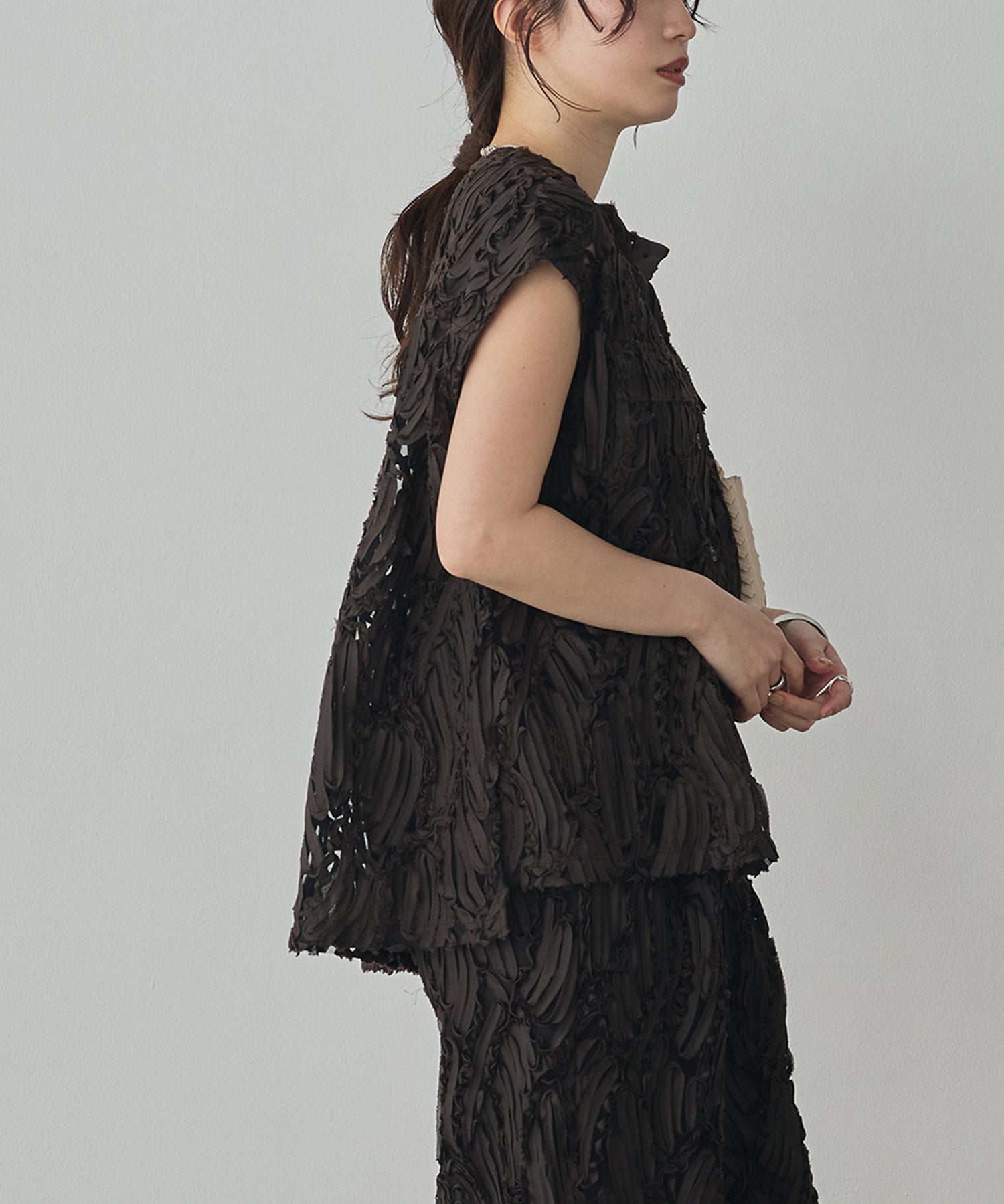 MOTIF LACE SLEEVELESS SHIRT