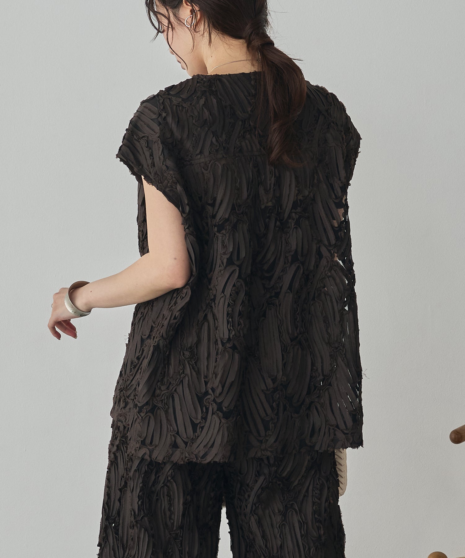 MOTIF LACE SLEEVELESS SHIRT