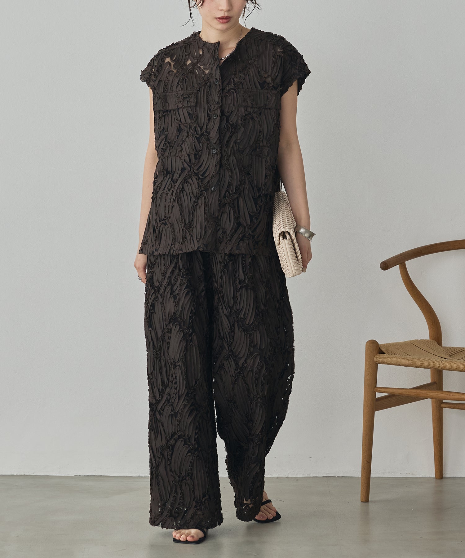 MOTIF LACE SLEEVELESS SHIRT