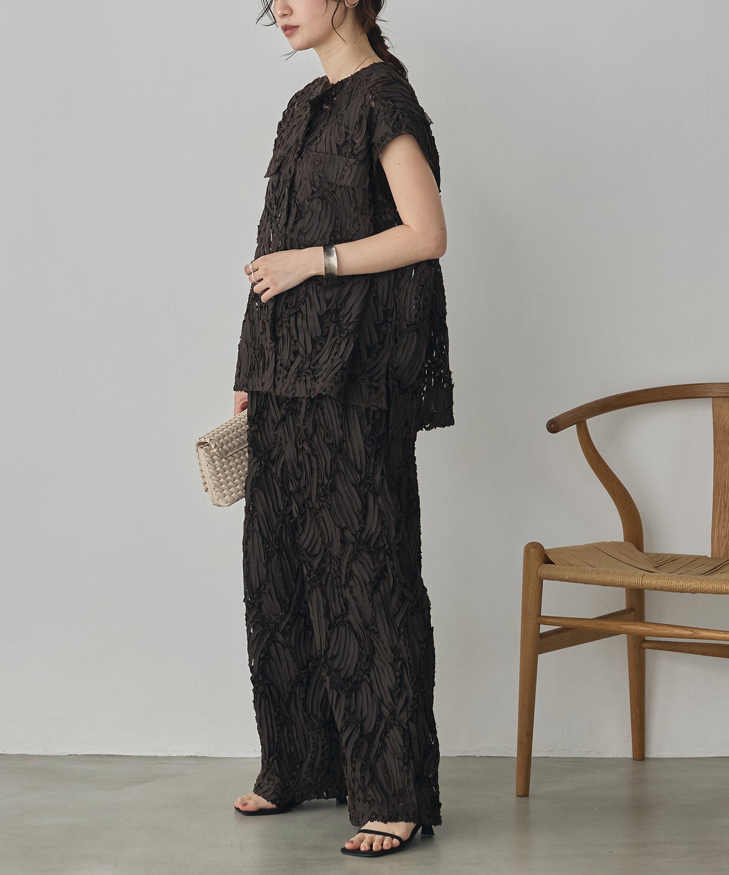 MOTIF LACE SLEEVELESS SHIRT