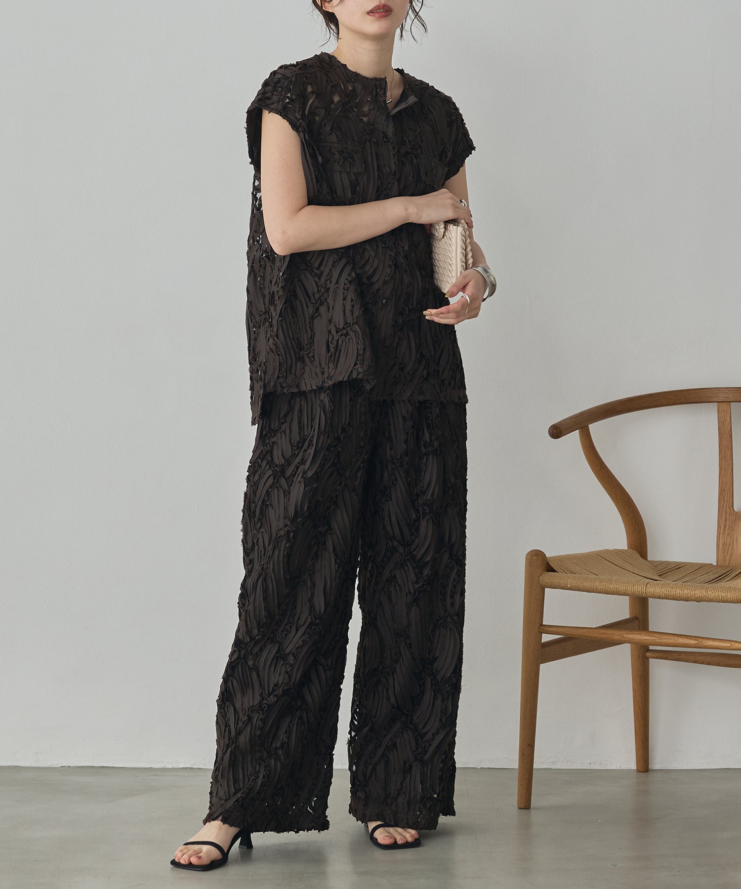 MOTIF LACE SLEEVELESS SHIRT