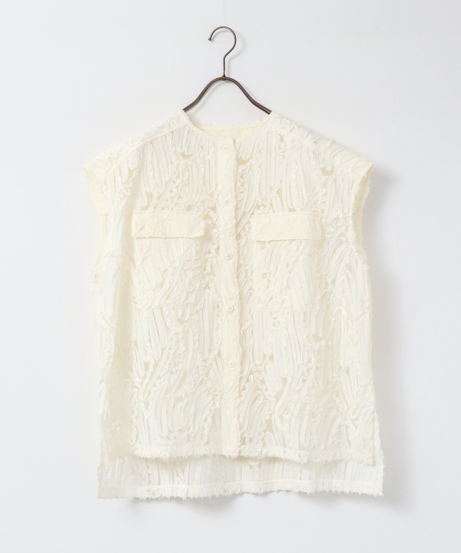 MOTIF LACE SLEEVELESS SHIRT