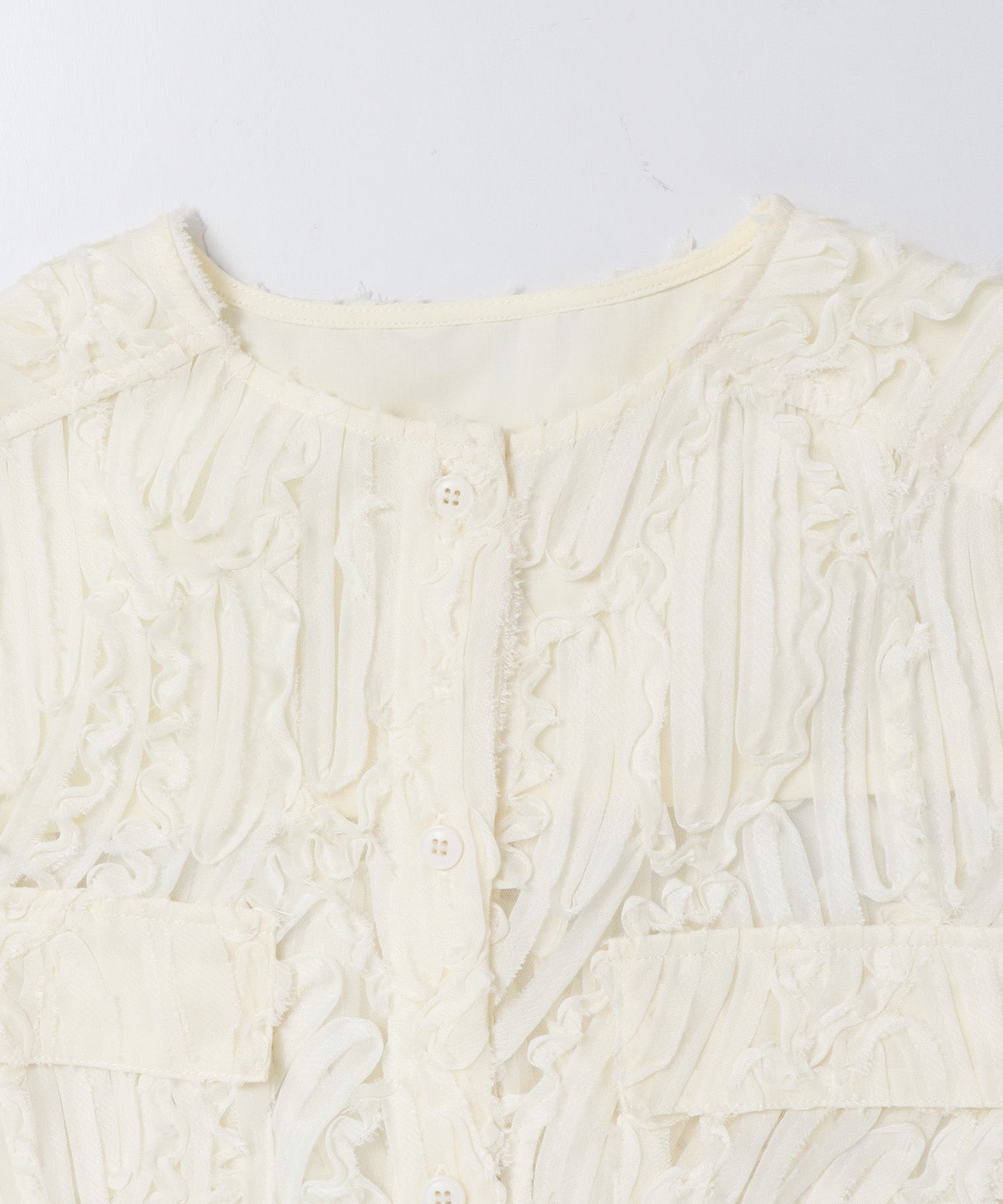 MOTIF LACE SLEEVELESS SHIRT