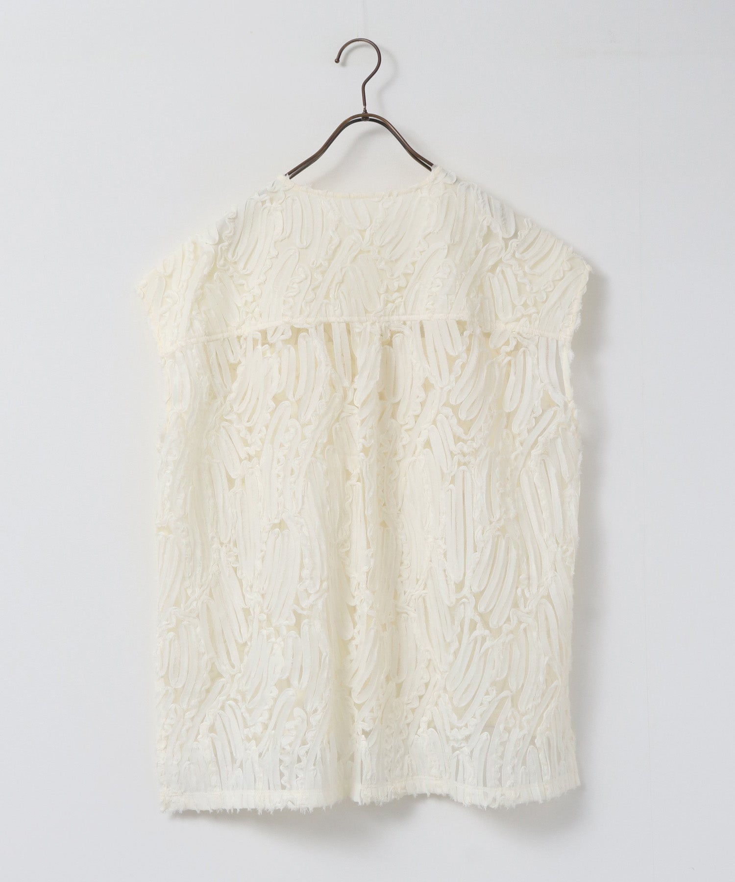MOTIF LACE SLEEVELESS SHIRT