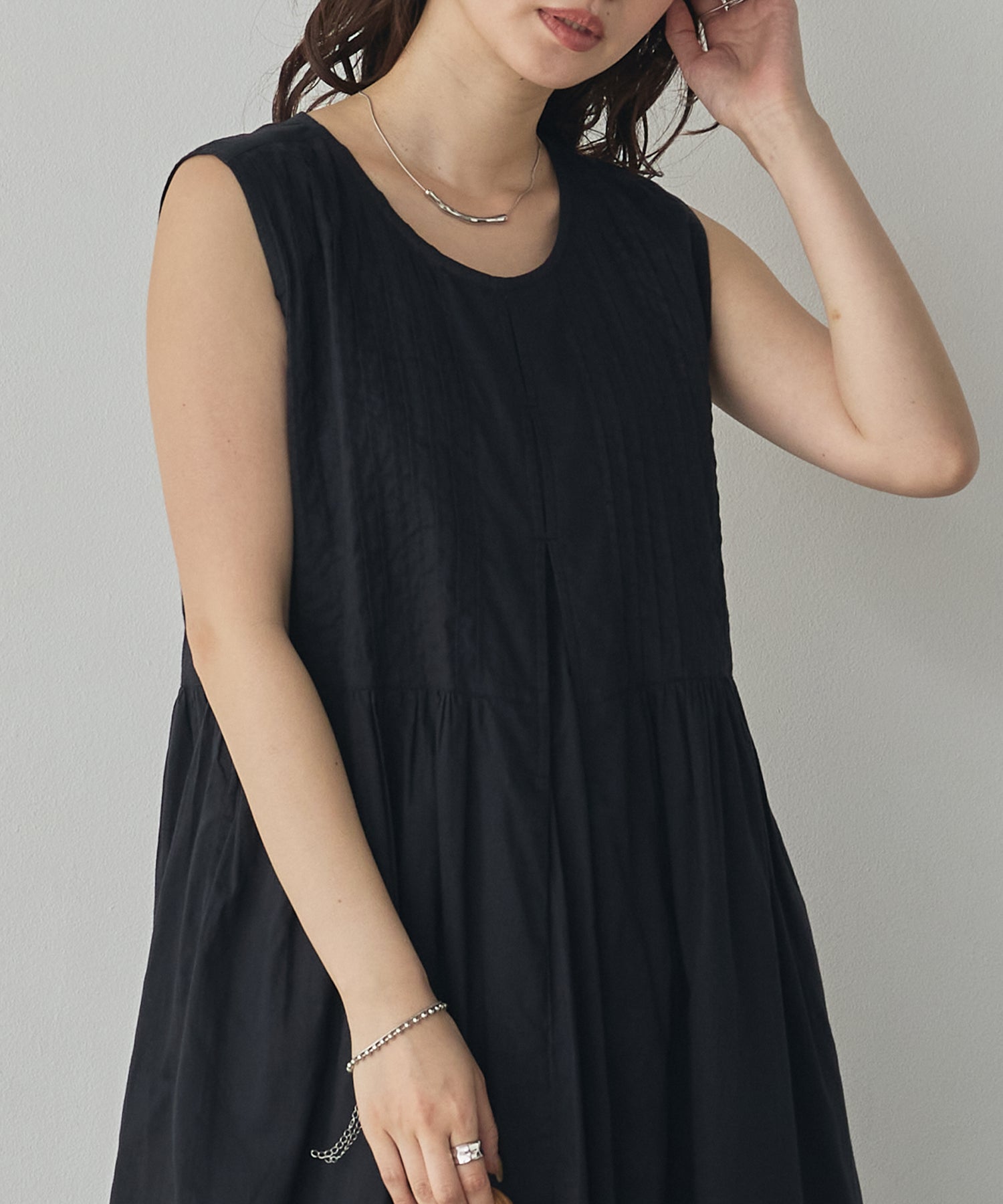 PINTUCK SLEEVELESS ONE-PIECE