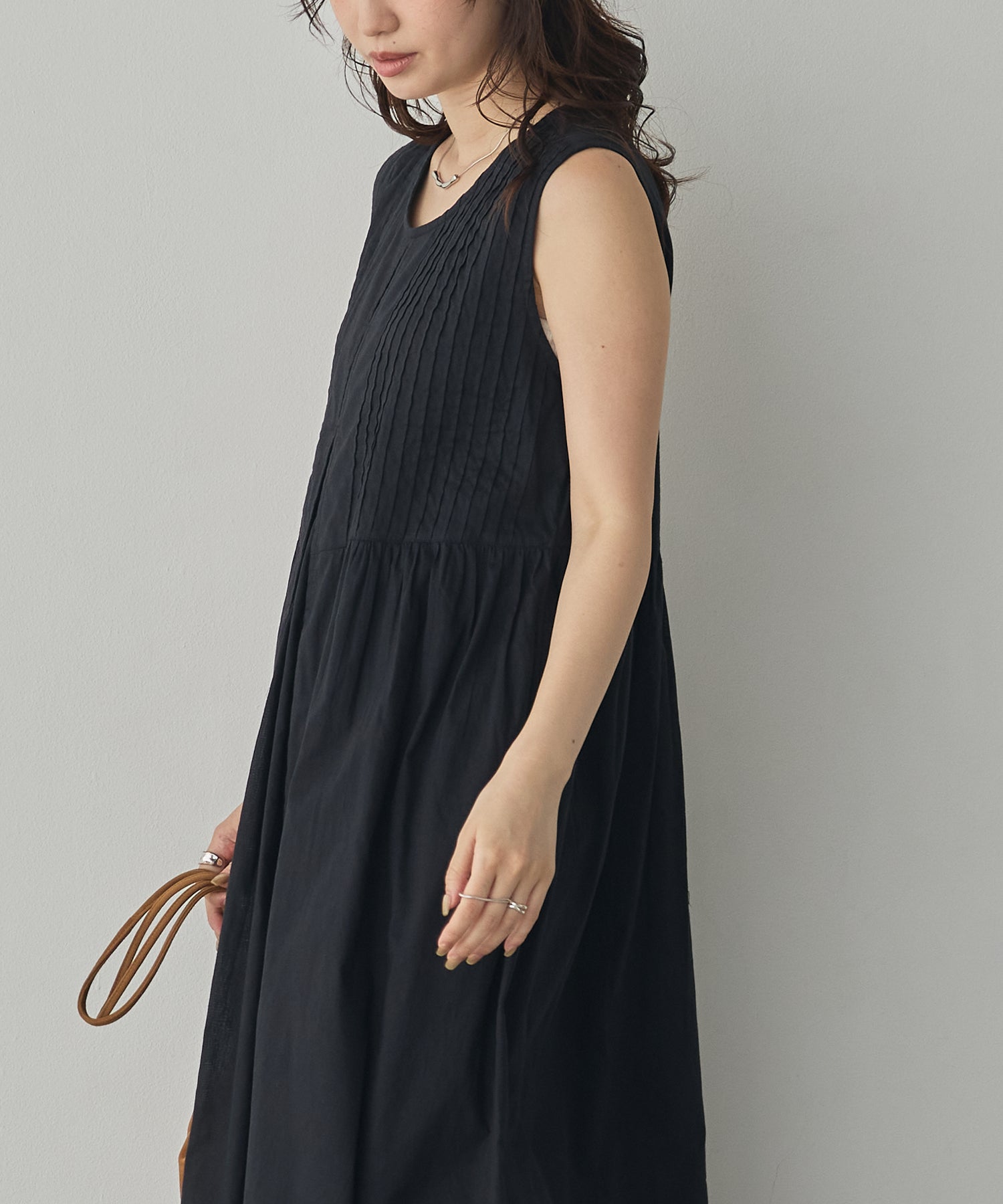 PINTUCK SLEEVELESS ONE-PIECE