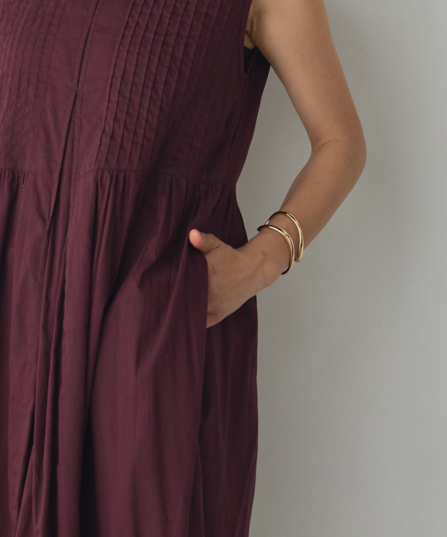 PINTUCK SLEEVELESS ONE-PIECE