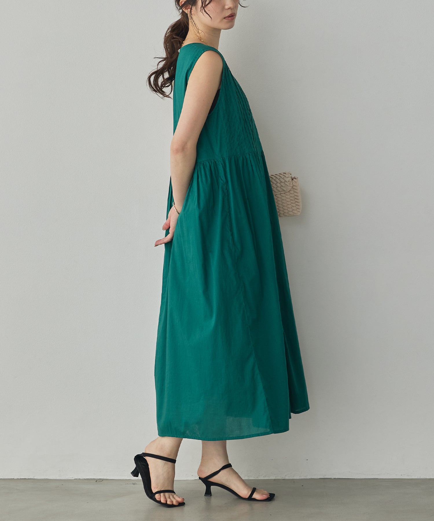 PINTUCK SLEEVELESS ONE-PIECE