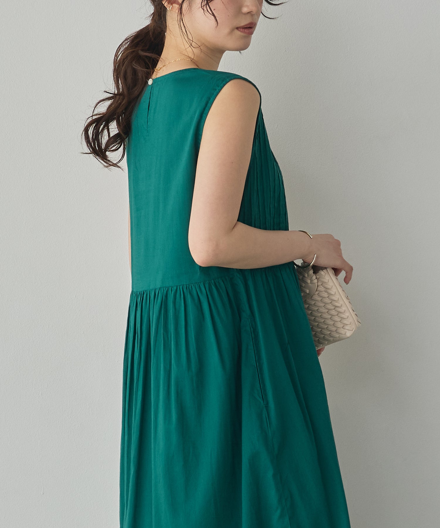 PINTUCK SLEEVELESS ONE-PIECE