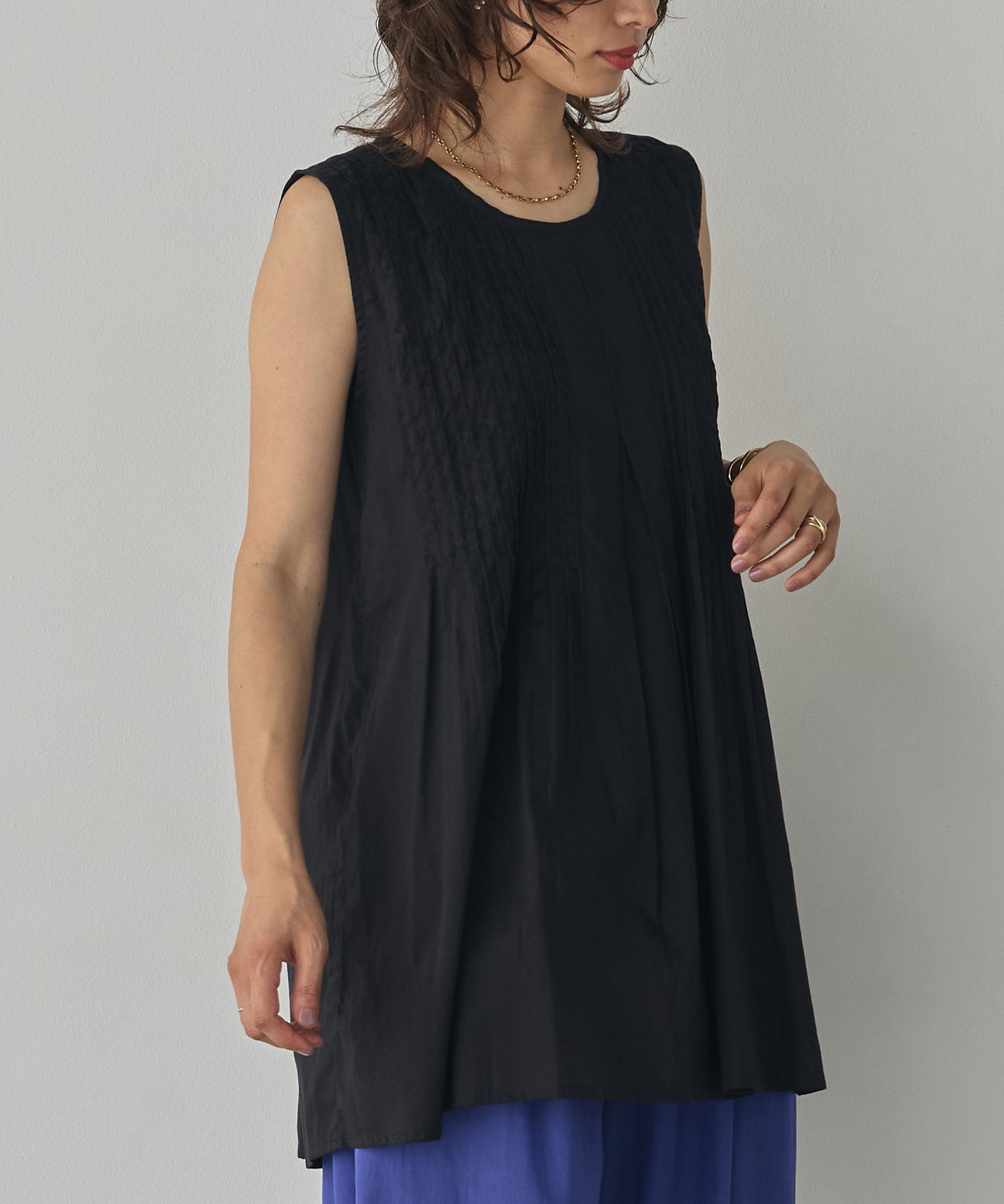PINTUCK SLEEVELESS BLOUSE