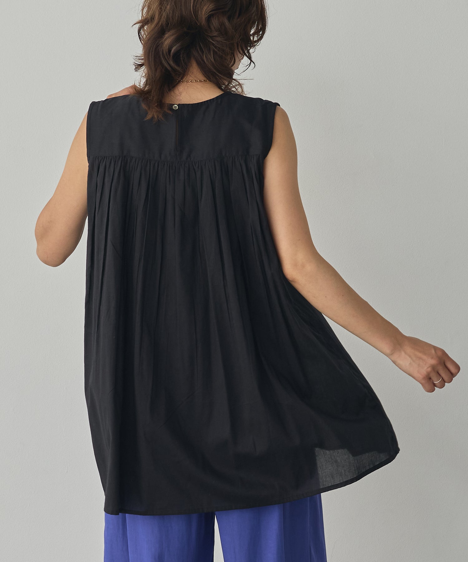 PINTUCK SLEEVELESS BLOUSE