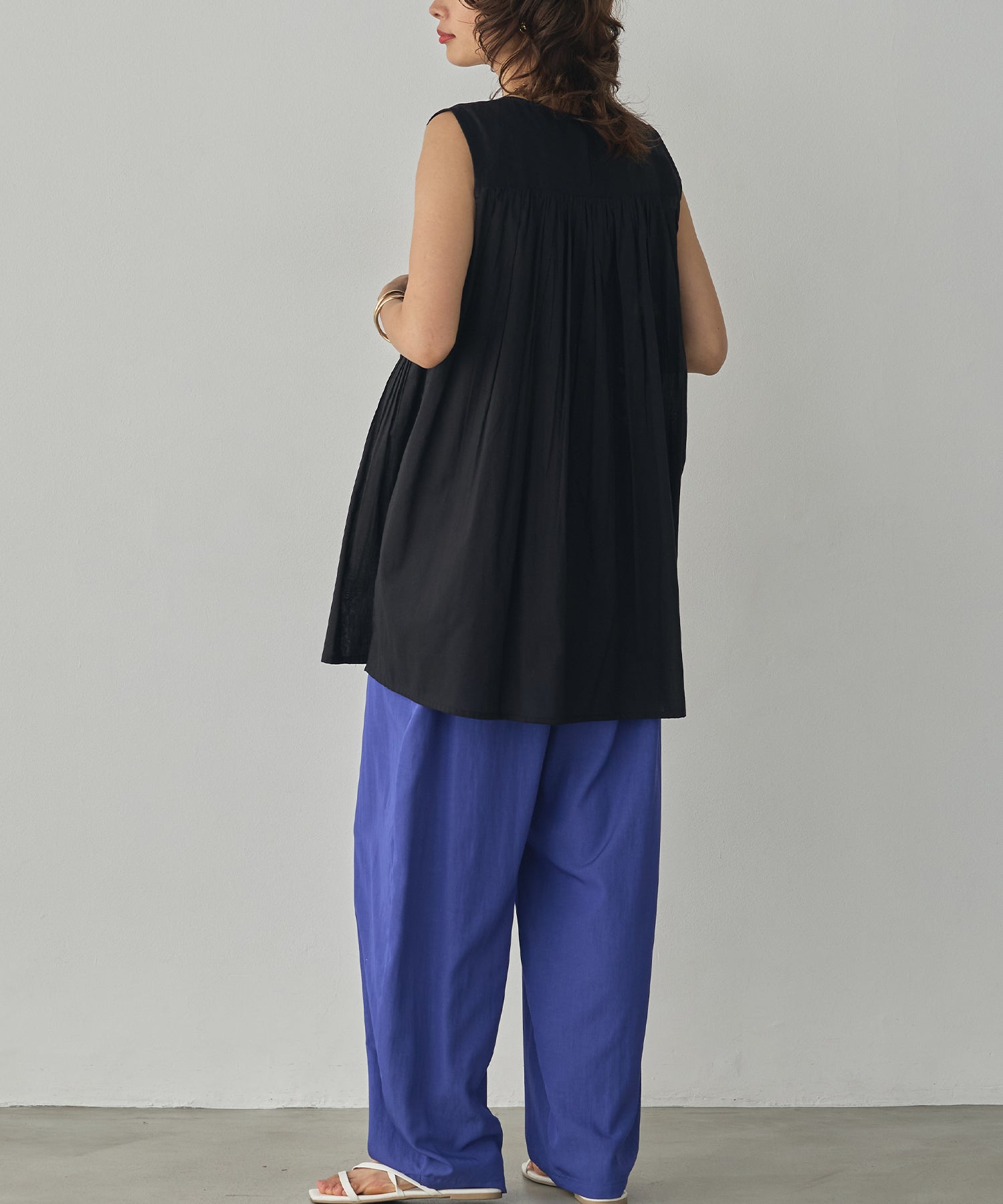 PINTUCK SLEEVELESS BLOUSE